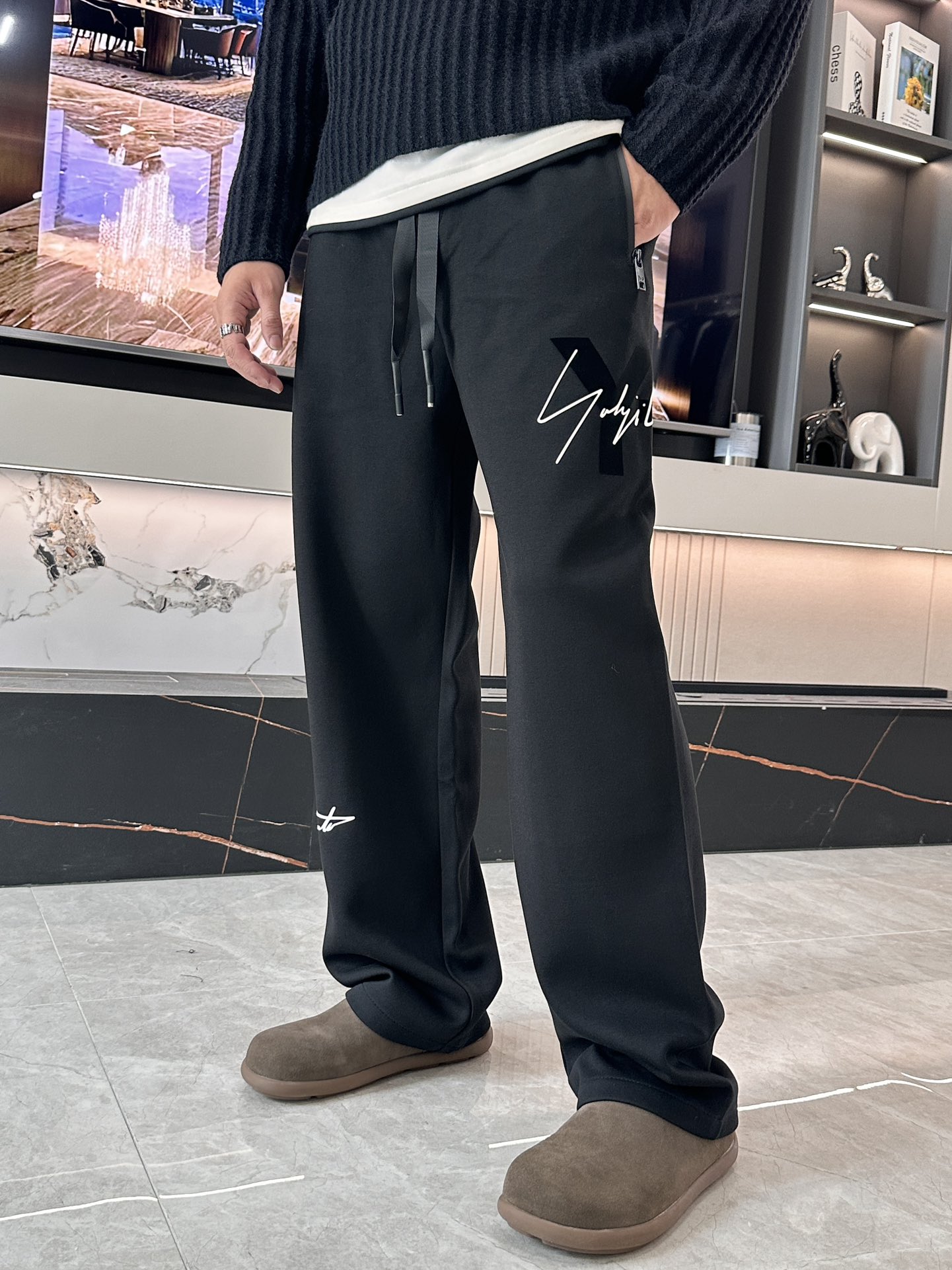 NO:734007,Y-3 2026 spring new casual pants!  On sale simultaneously on the official website. The brand's classic LOGO casual pants, customized fabrics, excellent comfort, strong touch. Highly recognizable, perfect appearance and craftsmanship. Sizes M-3XL,,19860909Y-3 2026春季新款休闲裤！官网同步发售.品牌经典LOGO休闲裤 ,定制面料,舒适度极好,手触感强烈.辨识度极高,完美品相工艺. 尺码M-3XL,,,Men's clothing