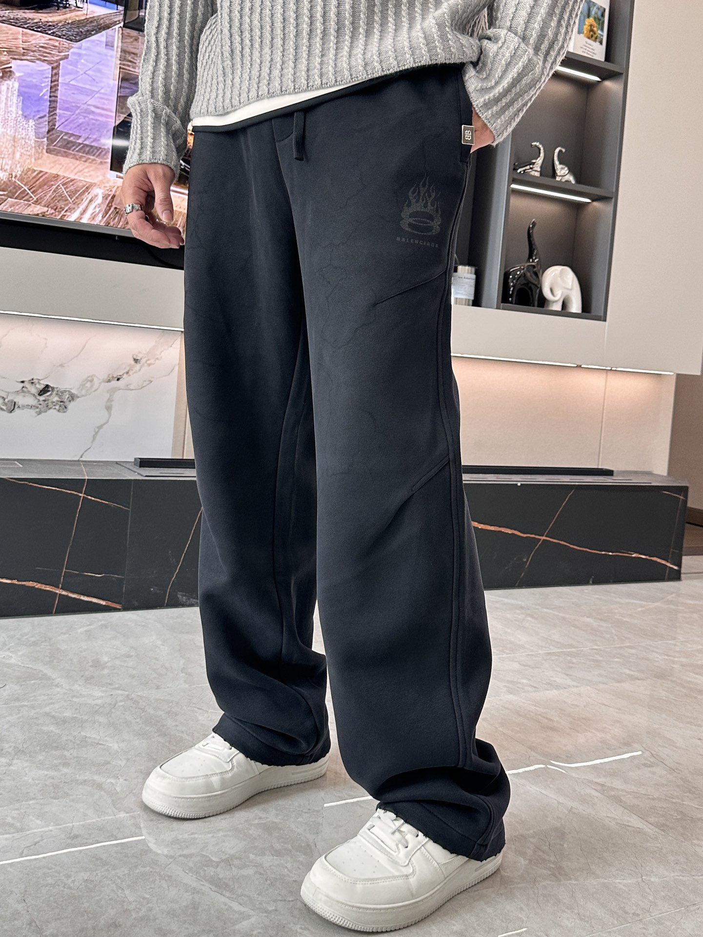 NO:733976,Balenciaga 2026 spring new casual pants!  On sale simultaneously on the official website. The brand's classic LOGO casual pants, customized fabrics, extremely comfortable, strong touch. Highly recognizable, perfect appearance and craftsmanship. Sizes M-3XL, balenciaga,19860909巴黎世家 2026春季新款休闲裤！官网同步发售.品牌经典LOGO休闲裤 ,定制面料,舒适度极好,手触感强烈.辨识度极高,完美品相工艺. 尺码M-3XL,,balenciaga,,Men's clothing