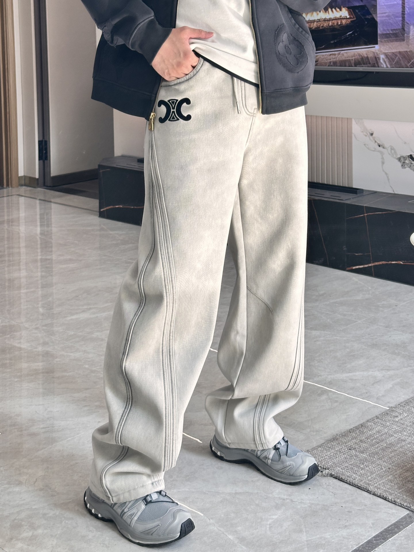 NO:629113,· Celine 2025 autumn and winter latest series of men's thickened casual pants!  It's lined with velvet and is very warm, so those in the north should quickly prepare it!  Made of customer-supplied elastic soft cotton material, soft and delicate, and feels great!  The brand style is clear at a glance!  Minimalist design, no extra exaggerated elements to declare victory, fine details, original custom-made hardware accessories, just the right thickness, easy to control in all weathers, classic color upper body, very energetic, multiple styles of wear, casual business, daily life, fashion trends can be controlled!  The overall style and fashion sense are extremely outstanding, bringing extraordinary clothing taste!  Size M-XXXL,,celine,alexander wang19860909·  Celine 2025秋冬最新系列男士加厚休闲裤！ 内里加绒,非常保暖,北方的宝子们赶紧备上！ 采用客供弹力柔棉材质,柔软细腻,手感绝佳！品牌格调一览无余！极简主义设计,没有多余浮夸的元素来宣兵夺主,细节做工精细,五金配件原版定制,厚薄程度也是恰到好处,轻松驾驭各种天气,经典颜色上身很显精气神,多种风格穿搭,休闲商务、日常生活、时尚潮流均可驾驭！整体不论是档次还是时尚感都是极为出色的,带来非凡的衣着品味！ 尺码M-XXXL,,celine,alexander wang,Men's clothing