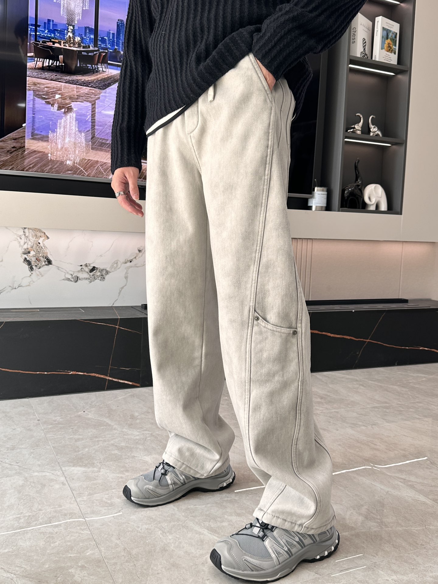 NO:629118,· Arc'teryx 2025 autumn and winter latest series of men's thickened casual pants!  It's lined with velvet and is very warm, so those in the north should quickly prepare it!  Made of customer-supplied elastic soft cotton material, soft and delicate, and feels great!  The brand style is clear at a glance!  Minimalist design, no extra exaggerated elements to declare victory, fine details, original custom-made hardware accessories, just the right thickness, easy to control in all weathers, classic color upper body, very energetic, multiple styles of wear, casual business, daily life, fashion trends can be controlled!  The overall style and fashion sense are extremely outstanding, bringing extraordinary clothing taste!  Size M-XXXL,arc'teryx,alexander wang19860909·  始祖鸟 2025秋冬最新系列男士加厚休闲裤！ 内里加绒,非常保暖,北方的宝子们赶紧备上！ 采用客供弹力柔棉材质,柔软细腻,手感绝佳！品牌格调一览无余！极简主义设计,没有多余浮夸的元素来宣兵夺主,细节做工精细,五金配件原版定制,厚薄程度也是恰到好处,轻松驾驭各种天气,经典颜色上身很显精气神,多种风格穿搭,休闲商务、日常生活、时尚潮流均可驾驭！整体不论是档次还是时尚感都是极为出色的,带来非凡的衣着品味！ 尺码M-XXXL,arc'teryx,alexander wang,Men's clothing