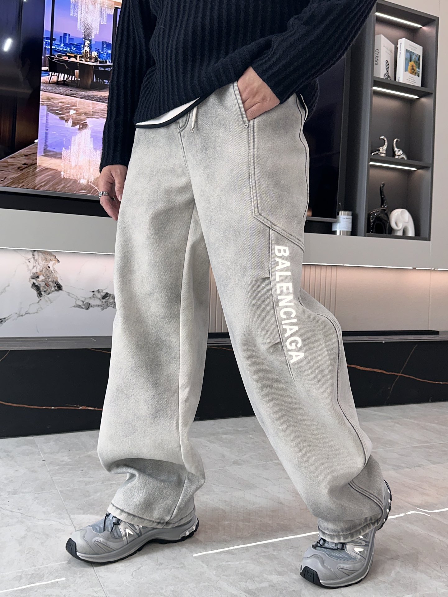 NO:629123,· Balenciaga 2025 autumn and winter latest series of men's thickened casual pants!  It's lined with velvet and is very warm, so those in the north should quickly prepare it!  Made of customer-supplied elastic soft cotton material, soft and delicate, and feels great!  The brand style is clear at a glance!  Minimalist design, no extra exaggerated elements to declare victory, fine details, original custom-made hardware accessories, just the right thickness, easy to control in all weathers, classic color upper body, very energetic, multiple styles of wear, casual business, daily life, fashion trends can be controlled!  The overall style and fashion sense are extremely outstanding, bringing extraordinary clothing taste!  Size M-XXXL,,balenciaga,alexander wang19860909·  巴黎世家 2025秋冬最新系列男士加厚休闲裤！ 内里加绒,非常保暖,北方的宝子们赶紧备上！ 采用客供弹力柔棉材质,柔软细腻,手感绝佳！品牌格调一览无余！极简主义设计,没有多余浮夸的元素来宣兵夺主,细节做工精细,五金配件原版定制,厚薄程度也是恰到好处,轻松驾驭各种天气,经典颜色上身很显精气神,多种风格穿搭,休闲商务、日常生活、时尚潮流均可驾驭！整体不论是档次还是时尚感都是极为出色的,带来非凡的衣着品味！ 尺码M-XXXL,,balenciaga,alexander wang,Men's clothing