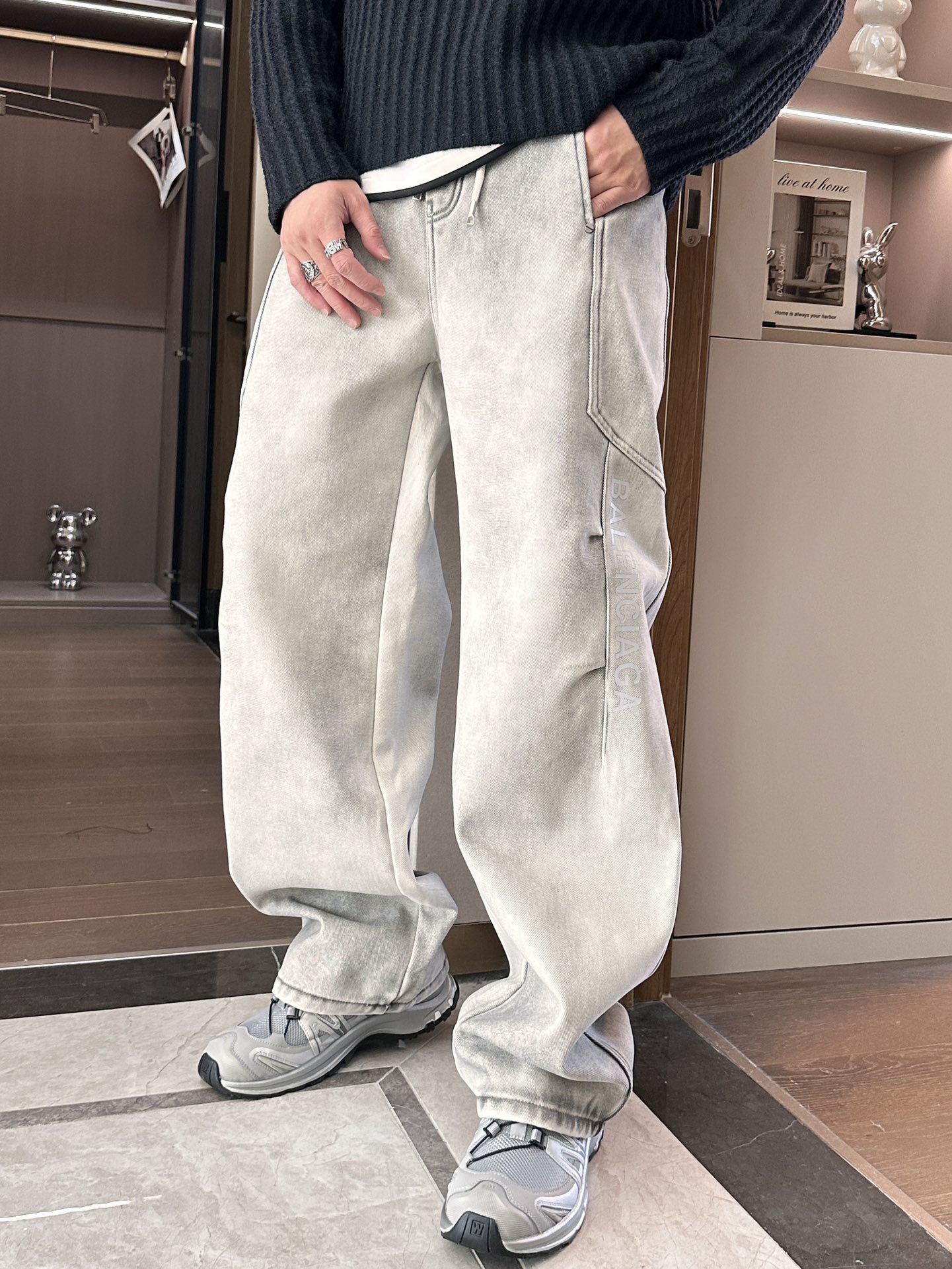 · 巴黎世家 2025秋冬最新系列男士加厚休闲裤！内里加绒，非常保暖，北方的宝子们赶紧备上！采用客供弹力