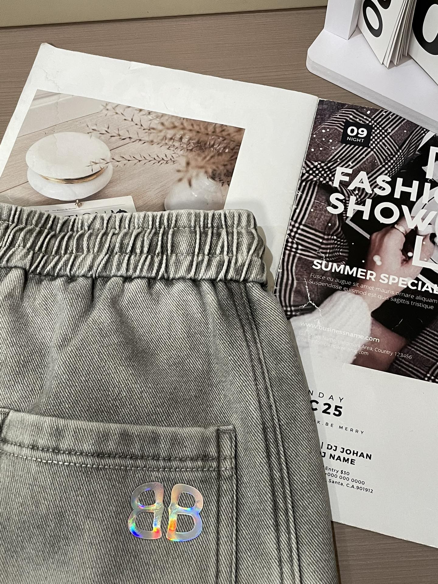 · 巴黎世家 2025秋冬最新系列男士加厚休闲裤！内里加绒，非常保暖，北方的宝子们赶紧备上！采用客供弹力