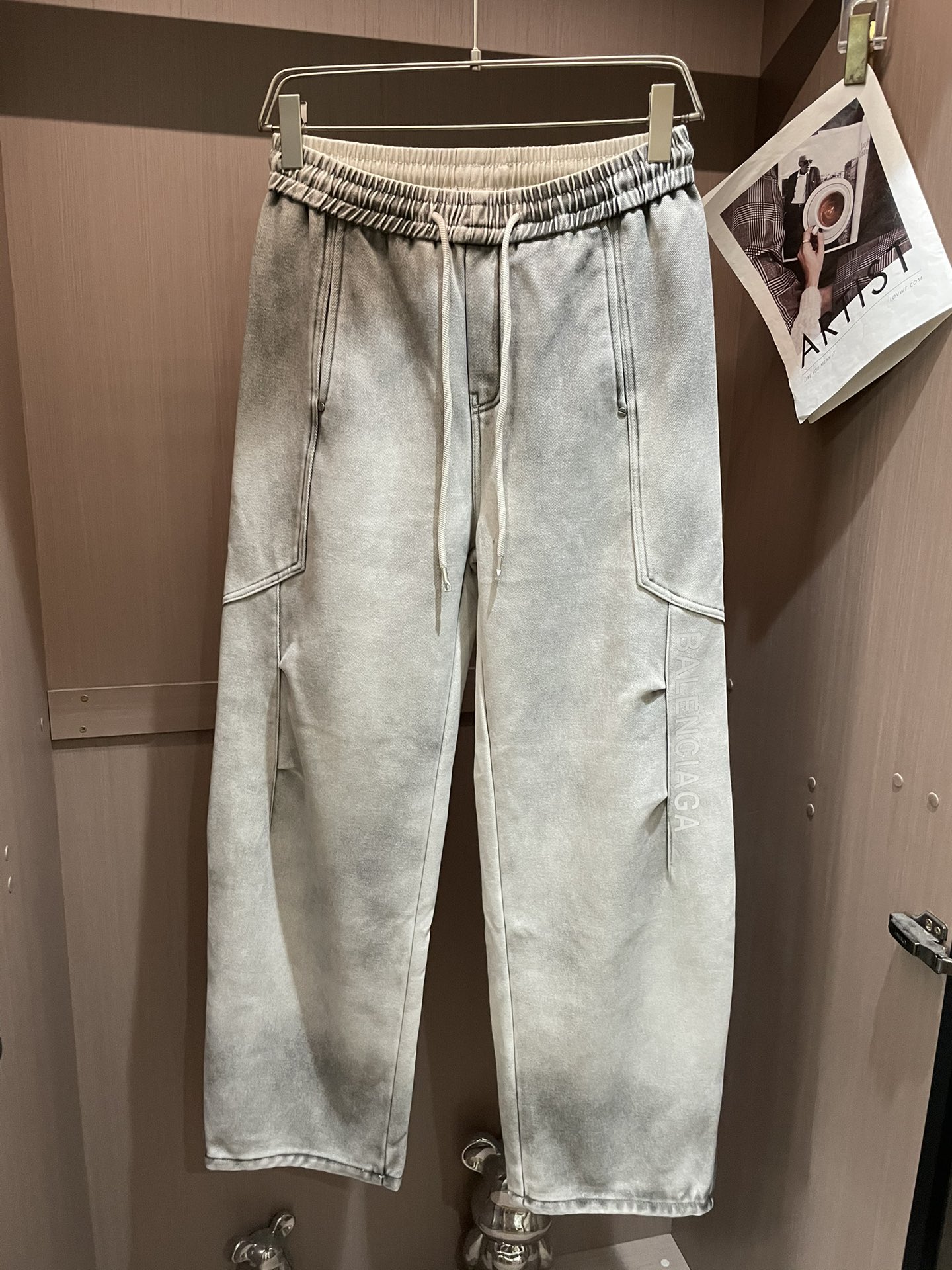 · 巴黎世家 2025秋冬最新系列男士加厚休闲裤！内里加绒，非常保暖，北方的宝子们赶紧备上！采用客供弹力