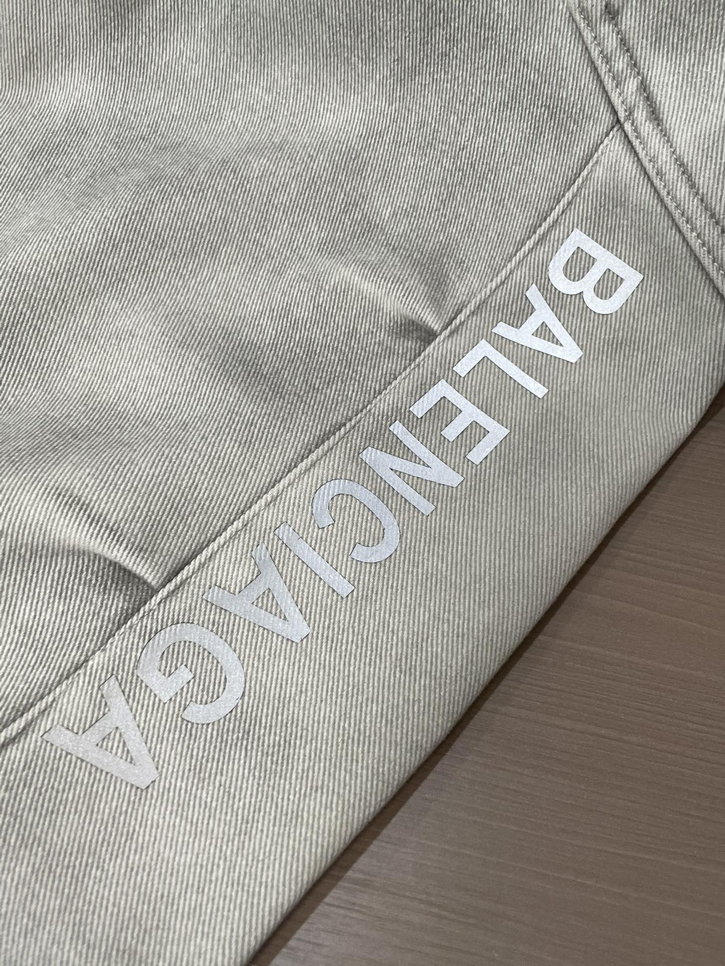 · 巴黎世家 2025秋冬最新系列男士加厚休闲裤！内里加绒，非常保暖，北方的宝子们赶紧备上！采用客供弹力