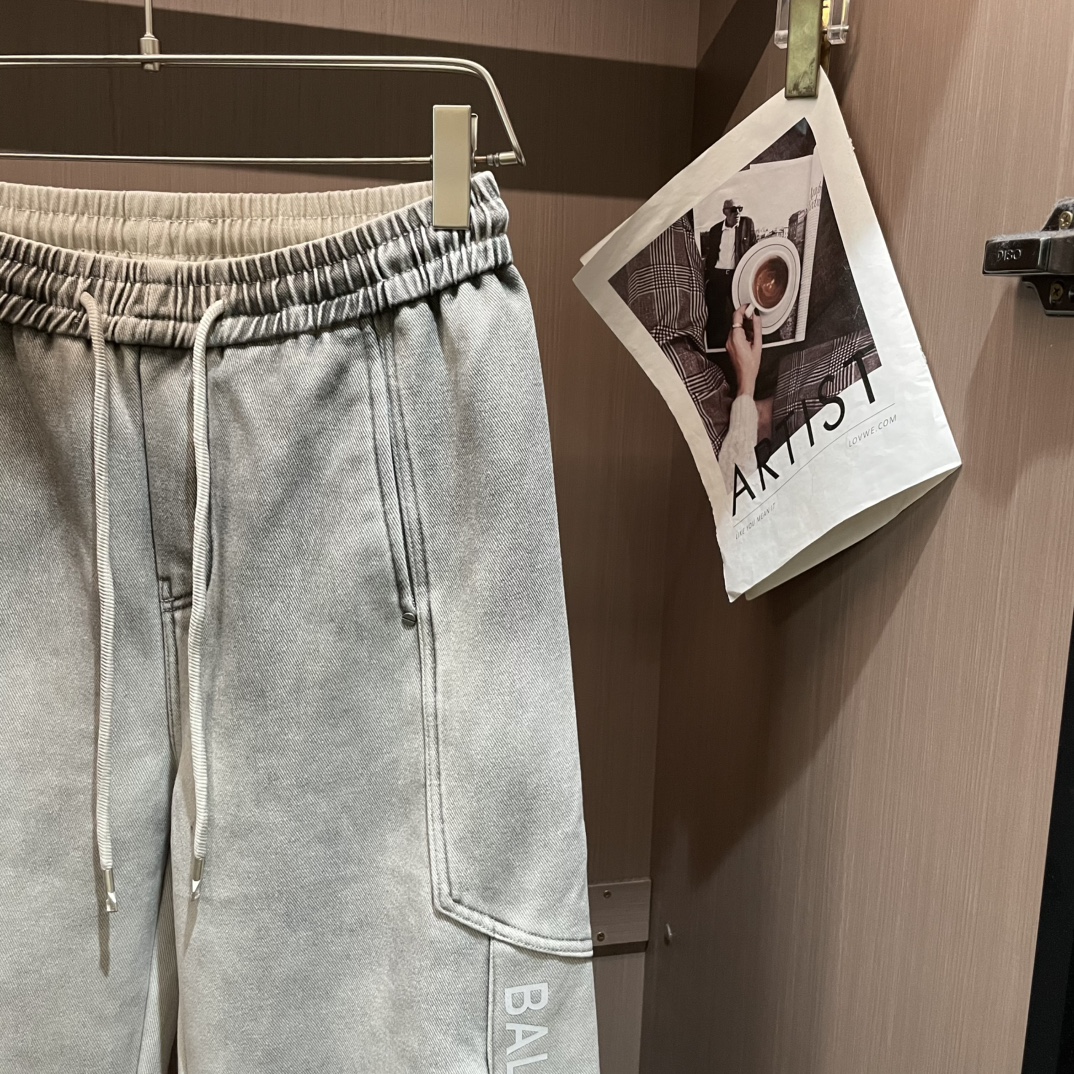 · 巴黎世家 2025秋冬最新系列男士加厚休闲裤！内里加绒，非常保暖，北方的宝子们赶紧备上！采用客供弹力