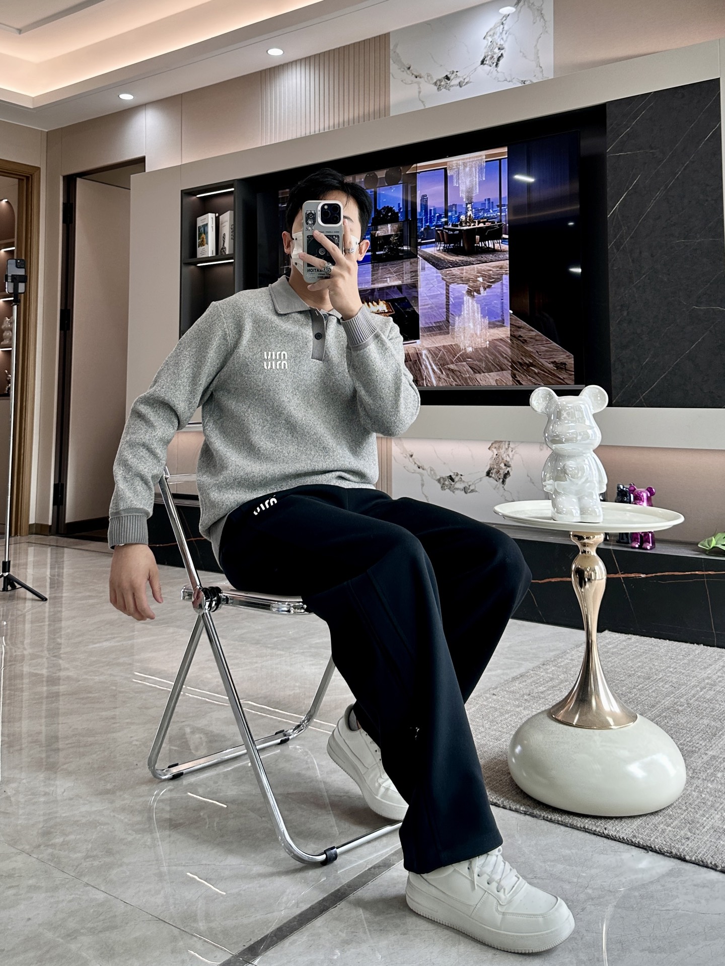 · MiuMiu灰调针织Polo，是把“松弛贵气”焊在身上了👇一眼沦陷的质感混纺羊毛织出的雾面灰调，自带