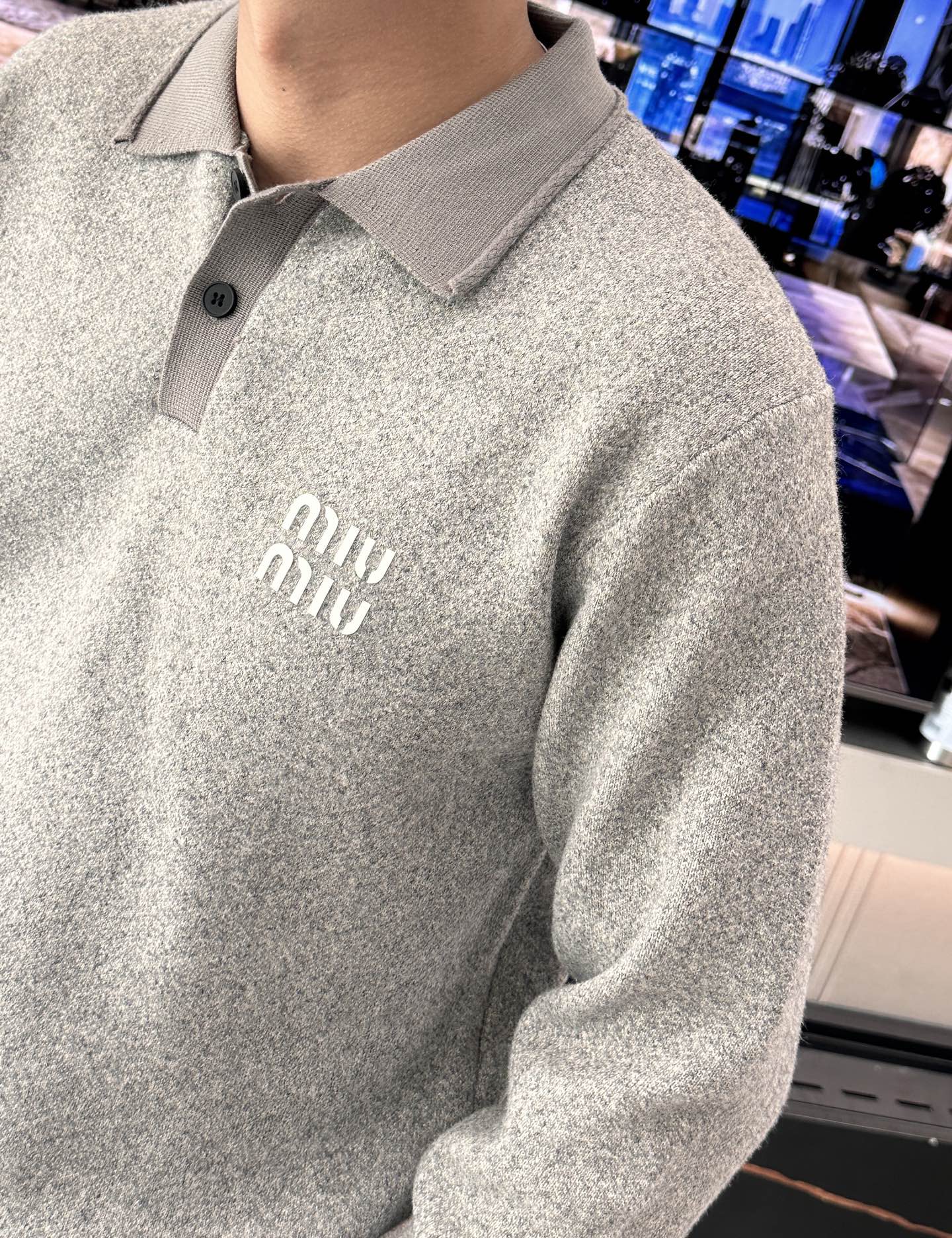 · MiuMiu灰调针织Polo，是把“松弛贵气”焊在身上了👇一眼沦陷的质感混纺羊毛织出的雾面灰调，自带
