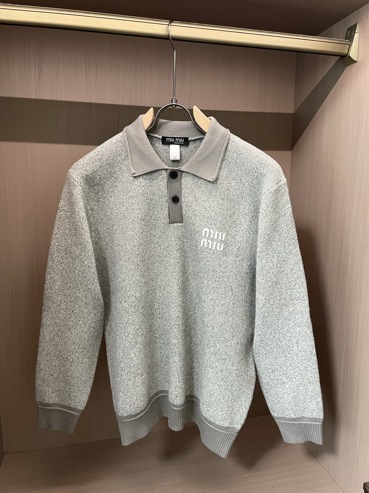 · MiuMiu灰调针织Polo，是把“松弛贵气”焊在身上了👇一眼沦陷的质感混纺羊毛织出的雾面灰调，自带