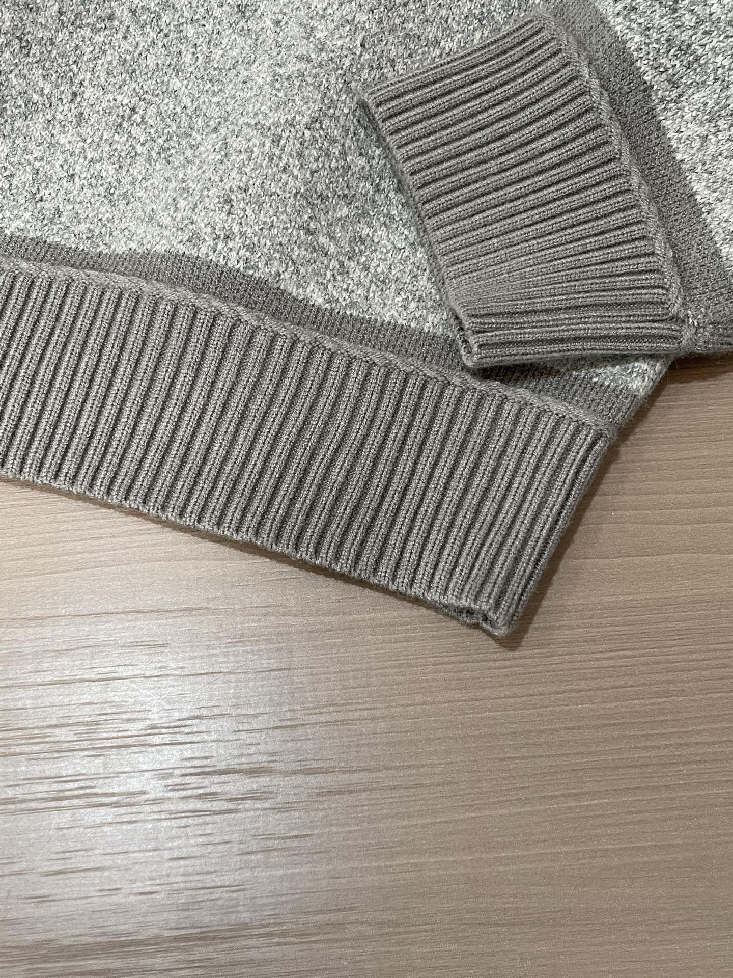 · MiuMiu灰调针织Polo，是把“松弛贵气”焊在身上了👇一眼沦陷的质感混纺羊毛织出的雾面灰调，自带