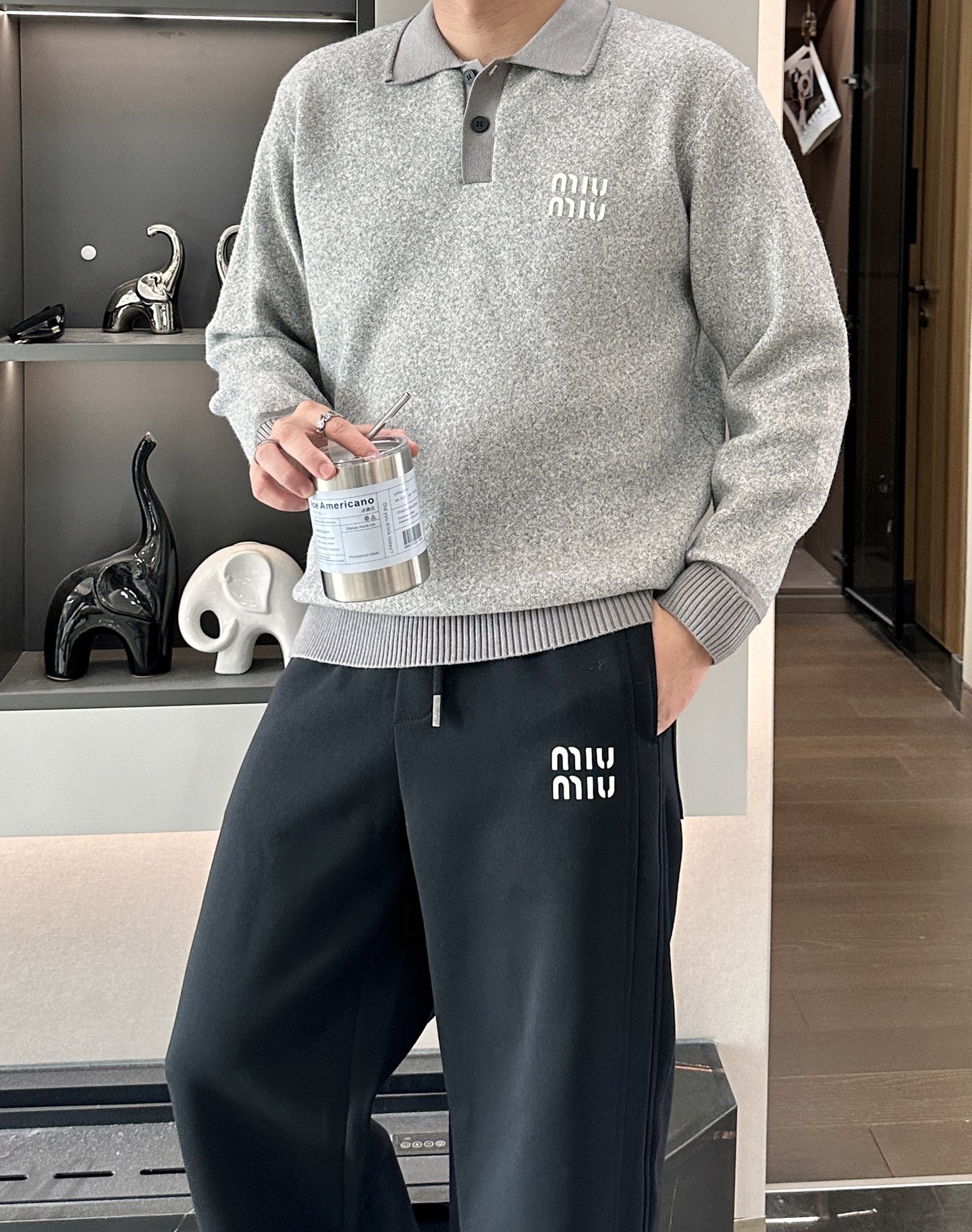 · MiuMiu灰调针织Polo，是把“松弛贵气”焊在身上了👇一眼沦陷的质感混纺羊毛织出的雾面灰调，自带