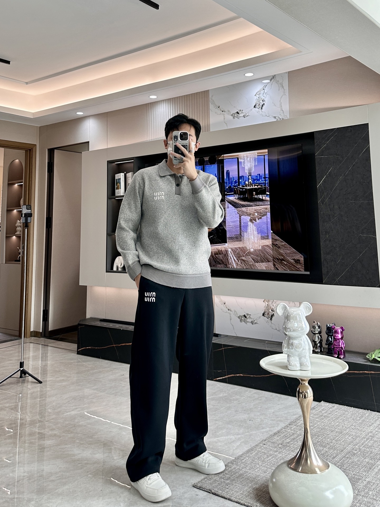 · MiuMiu灰调针织Polo，是把“松弛贵气”焊在身上了👇一眼沦陷的质感混纺羊毛织出的雾面灰调，自带