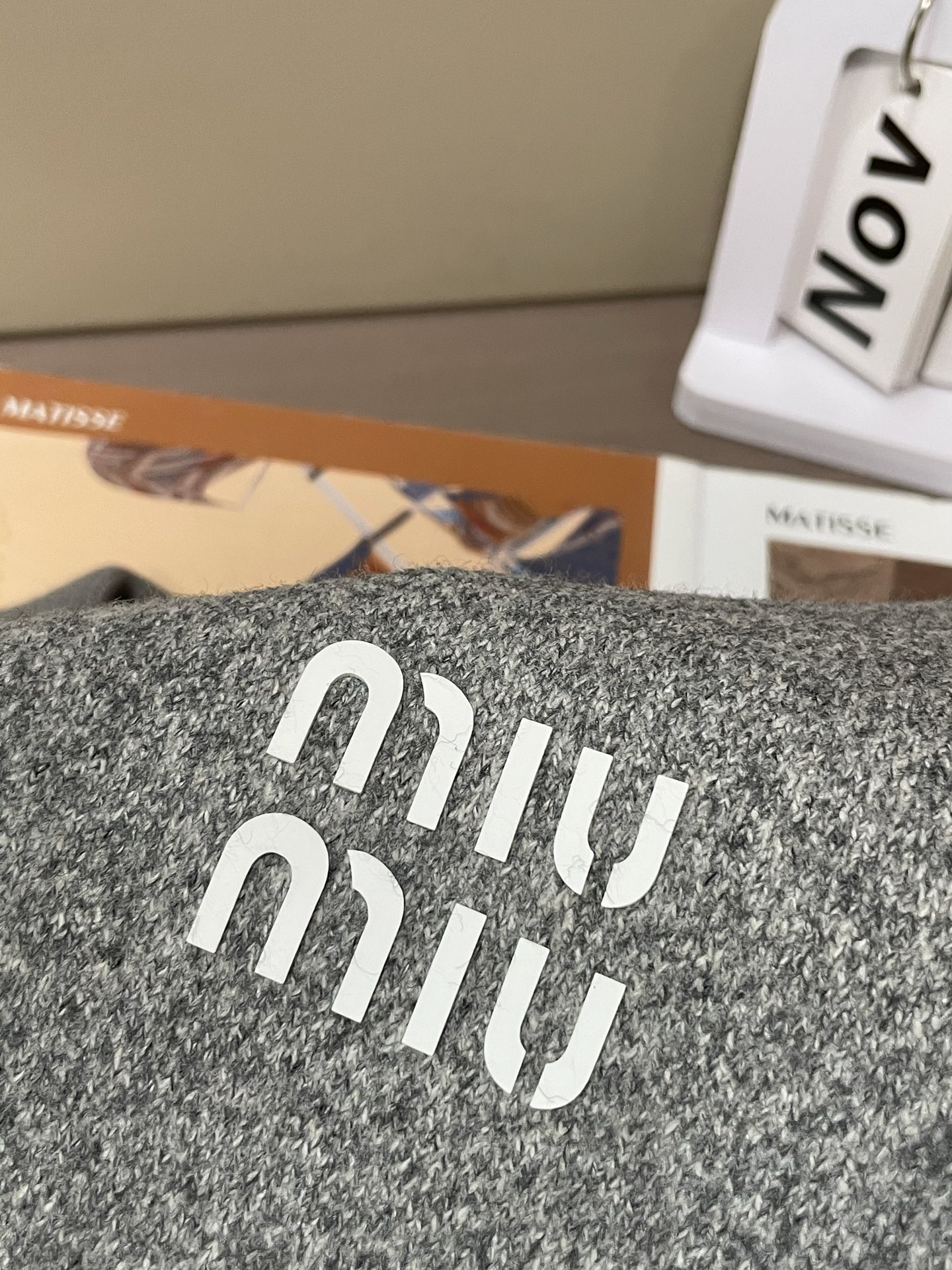 · MiuMiu灰调针织Polo，是把“松弛贵气”焊在身上了👇一眼沦陷的质感混纺羊毛织出的雾面灰调，自带