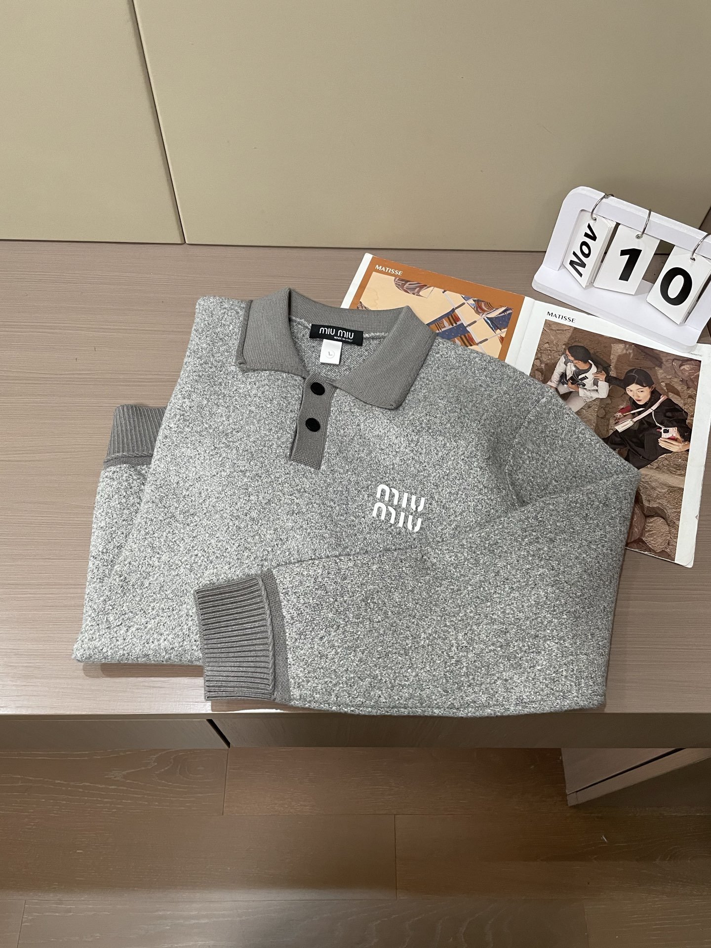 · MiuMiu灰调针织Polo，是把“松弛贵气”焊在身上了👇一眼沦陷的质感混纺羊毛织出的雾面灰调，自带