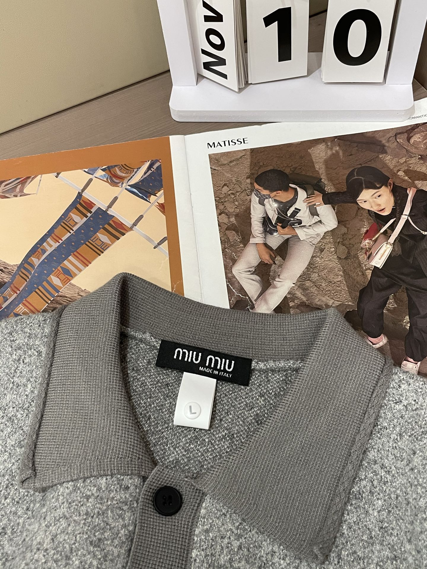 · MiuMiu灰调针织Polo，是把“松弛贵气”焊在身上了👇一眼沦陷的质感混纺羊毛织出的雾面灰调，自带