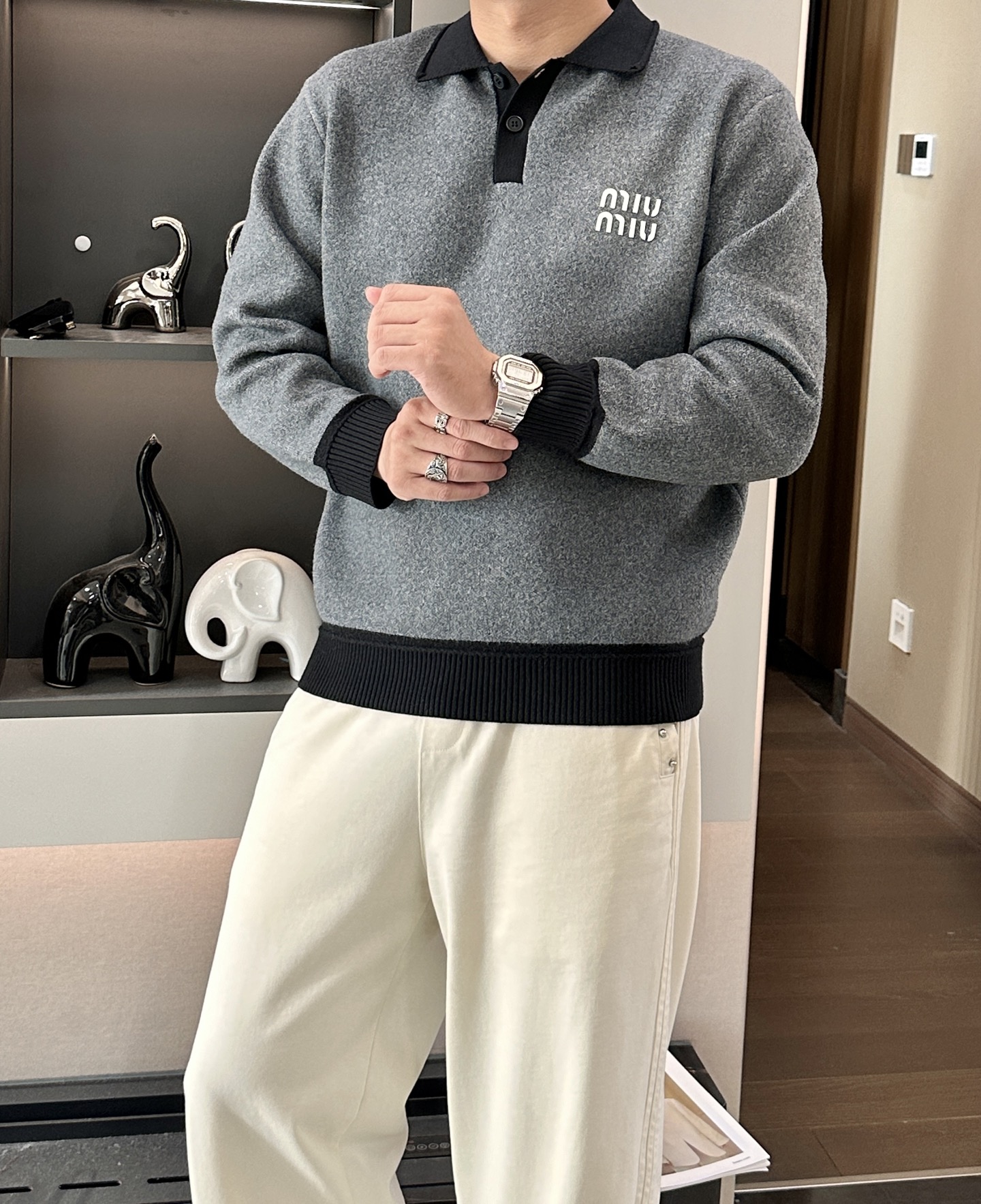 NO:610541,MiuMiu gray tone knitted Polo is welded with 'relaxed elegance' on the body. The texture is captivating at a glance. The matte gray tone woven from blended wool has a delicate variegated texture, which is like wrapping the soft mist of autumn and winter around the body. The contrasting lapel + placket are a delicate and discreet hidden in a low-key manner. The brand logo on the chest adds a bit of lazy fashion~ You will fall in love with the relaxation after wearing it once.  The loose shoulders are not flattering on the body shape, and the soft but not collapsed knitted material is warm and waxy against the skin. When put on, it is effortless and casual. Pair it with jeans for a relaxed feeling when commuting, and with a skirt, you can wear it like a lady~ In the autumn and winter wardrobe, there is a lack of an item that 'you don't have to think about how to match it, just put it on and win'. It is. Sizes m-xxxl,, miumiu, skirts, jeans, alexander wang19860909MiuMiu灰调针织Polo,是把“松弛贵气”焊在身上了 一眼沦陷的质感 混纺羊毛织出的雾面灰调,自带细腻杂色肌理,像把秋冬的柔雾裹在身上；撞色翻领+门襟,是低调里藏的精致小心机,胸口的品牌标识又添了几分慵懒的时髦感~ 穿一次就爱上的松弛 宽松落肩不挑身形,软而不塌的针织料,贴肤是暖糯的软,套上就是毫不费力的随性——配牛仔裤是通勤的松弛感,搭半裙又能穿出大小姐的慵懒调调~ 秋冬的衣柜里,就缺一件“不用想怎么搭、穿上就赢了”的单品,它就是. 尺码m-xxxl,,miumiu,skirts,jeans,alexander wang,Men's clothing