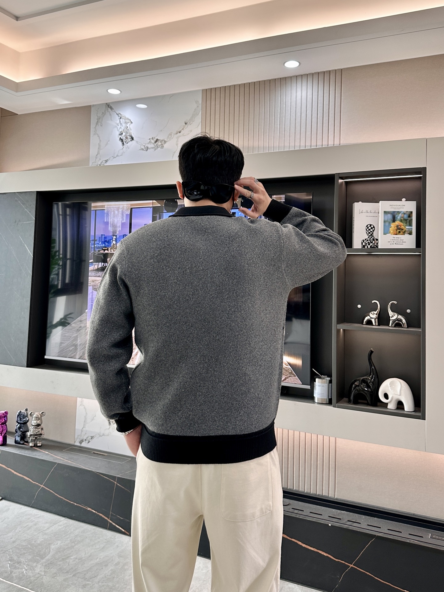 · MiuMiu灰调针织Polo，是把“松弛贵气”焊在身上了👇一眼沦陷的质感混纺羊毛织出的雾面灰调，自带