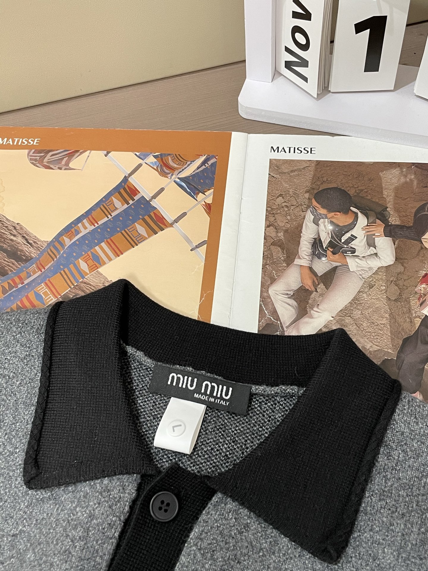 · MiuMiu灰调针织Polo，是把“松弛贵气”焊在身上了👇一眼沦陷的质感混纺羊毛织出的雾面灰调，自带