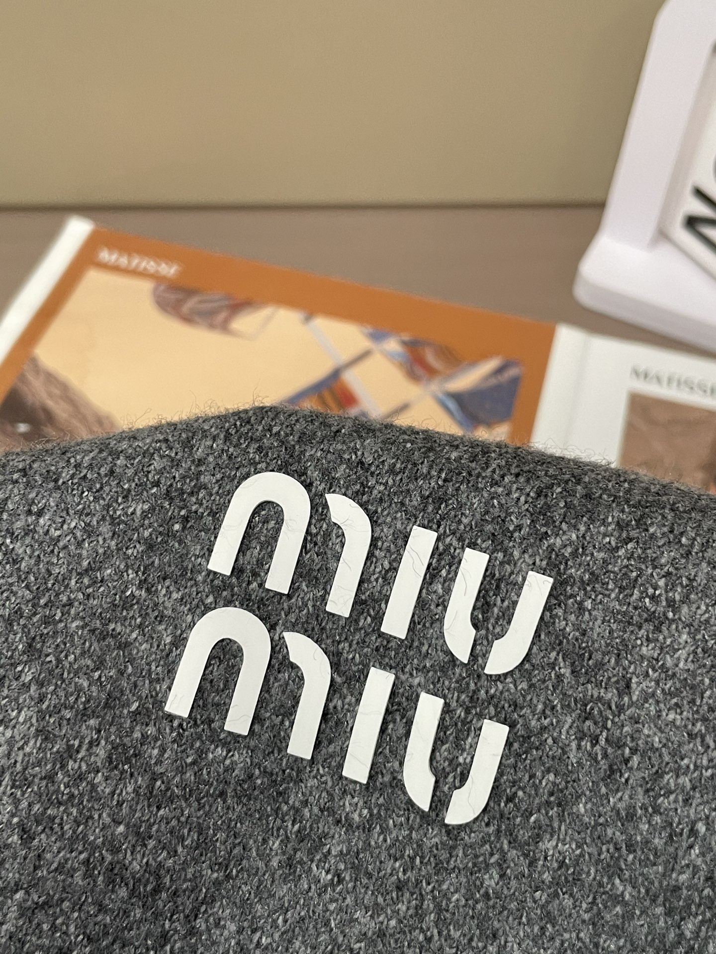 · MiuMiu灰调针织Polo，是把“松弛贵气”焊在身上了👇一眼沦陷的质感混纺羊毛织出的雾面灰调，自带