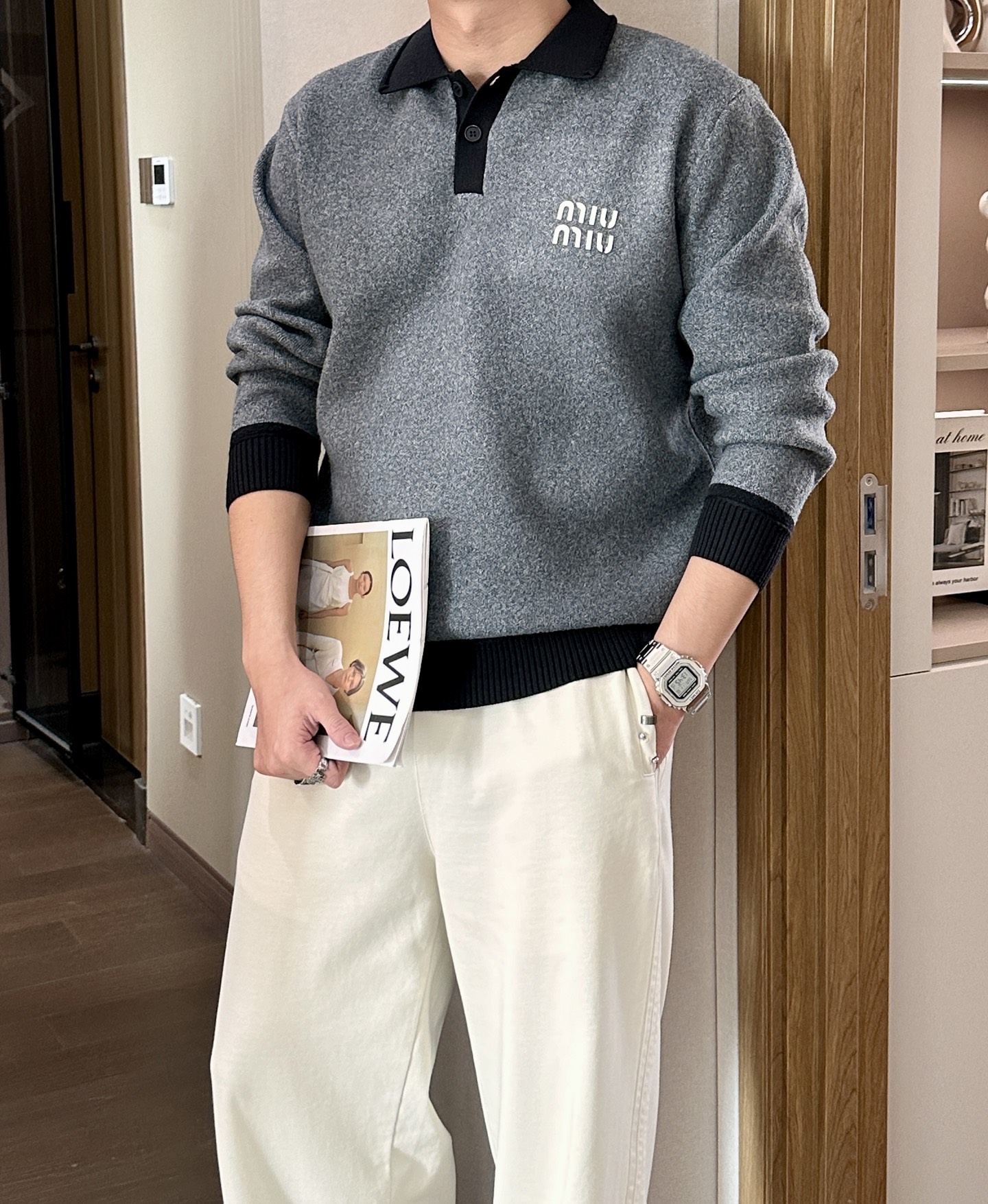 · MiuMiu灰调针织Polo，是把“松弛贵气”焊在身上了👇一眼沦陷的质感混纺羊毛织出的雾面灰调，自带
