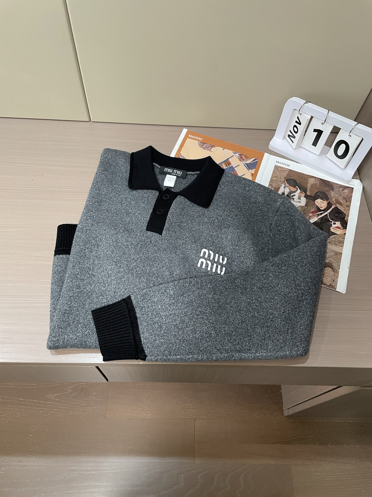 · MiuMiu灰调针织Polo，是把“松弛贵气”焊在身上了👇一眼沦陷的质感混纺羊毛织出的雾面灰调，自带
