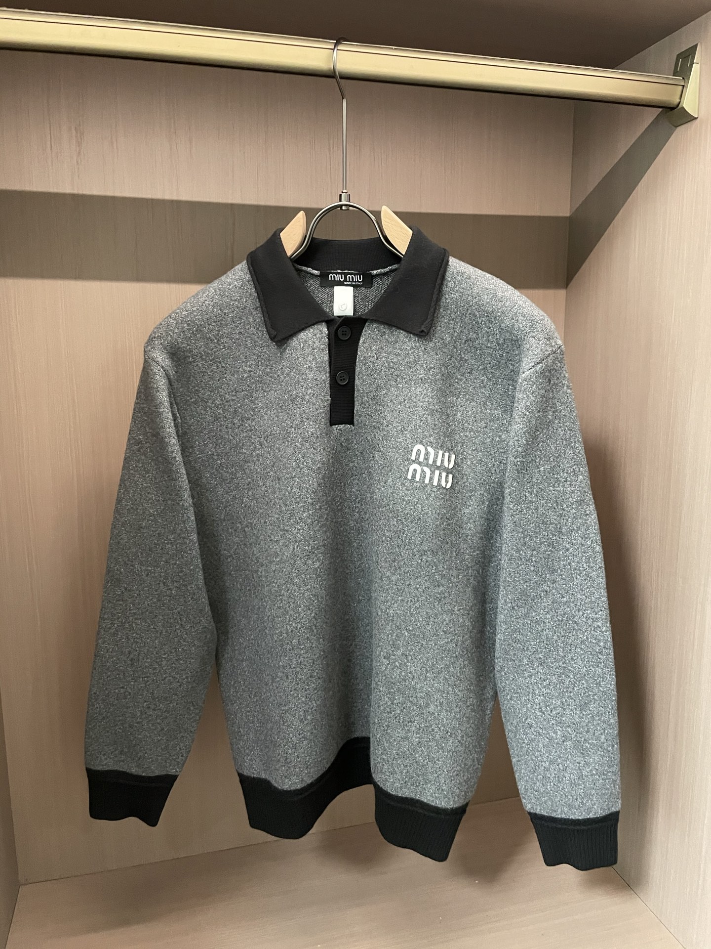 · MiuMiu灰调针织Polo，是把“松弛贵气”焊在身上了👇一眼沦陷的质感混纺羊毛织出的雾面灰调，自带