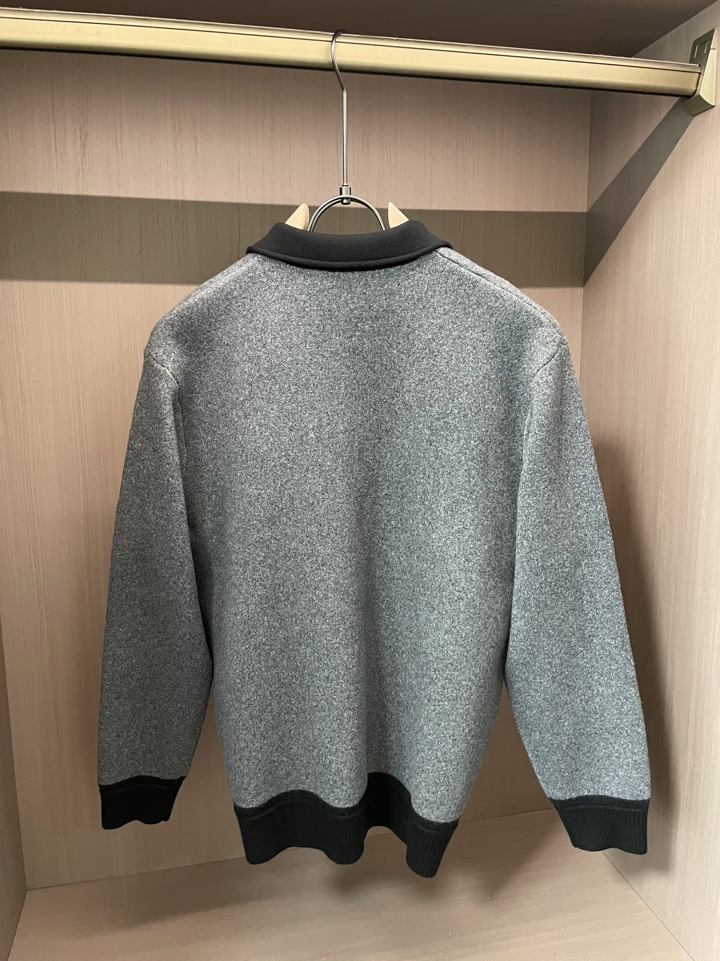 · MiuMiu灰调针织Polo，是把“松弛贵气”焊在身上了👇一眼沦陷的质感混纺羊毛织出的雾面灰调，自带