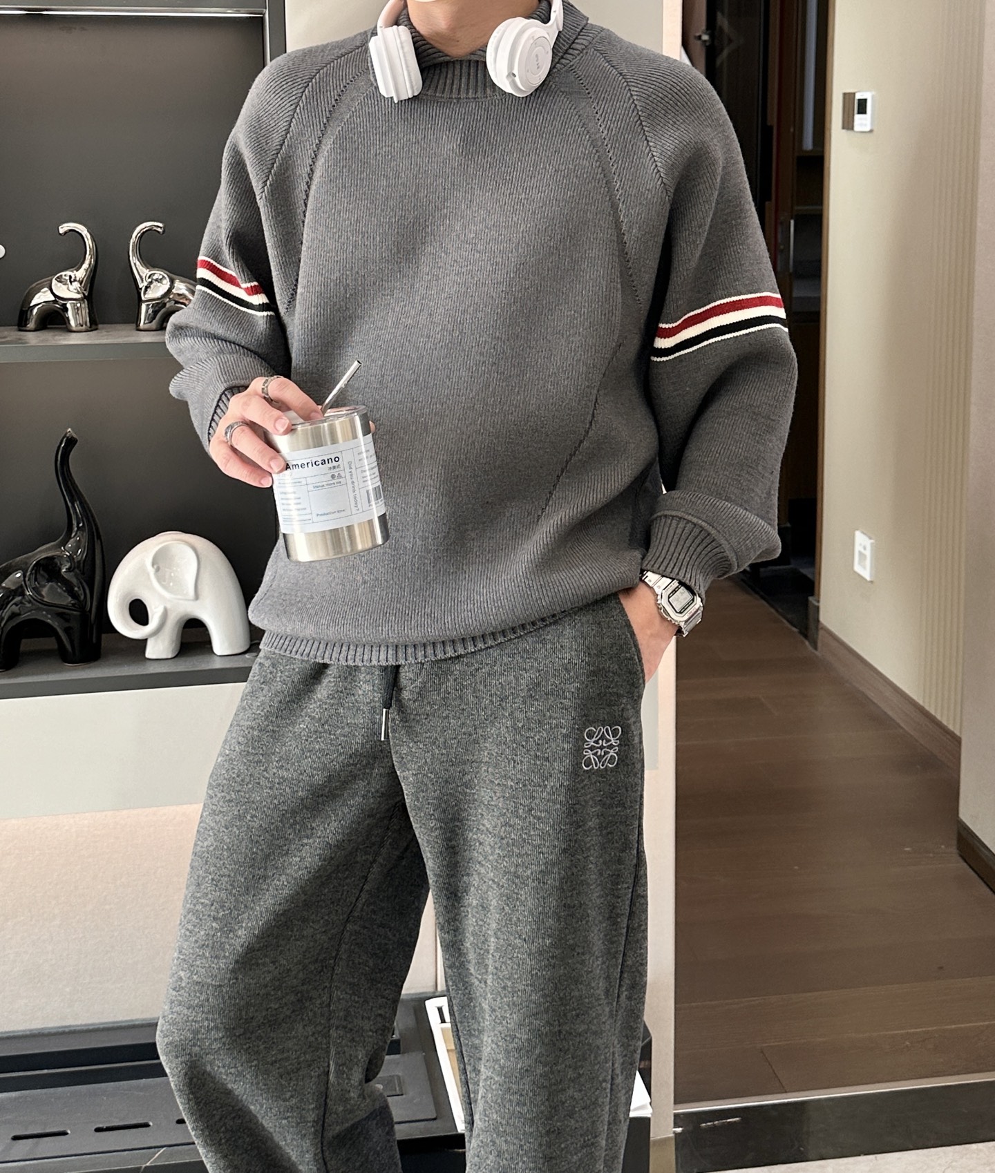 NO:647710,TB 2025 autumn and winter, the best products from the channel!  !  !  The most beautiful casual woolen sweater this year, close your eyes and enjoy it!  Wool blended fabrics imported from New Zealand are selected to meet various quality and detail controls. Such weight and value really require careful consideration and careful study to achieve the perfect effect of creating a tall and straight chest. The quality of the texture is definitely not comparable to that of ordinary sweaters. Meticulous workmanship is not perfunctory. The taste and temperament are always revealed in the behavior!  The upper body is handsome and charming!  Size M-3XL,,sweaters,alexander wang19860909TB 2025秋冬,渠道的精品狠货！！！ 今年最好看的休闲羊毛衣 闭眼入！ 甄选新西兰进口羊毛混纺面料 满足各种品质控 细节控 这样的分量与价值真的是需要细琢慢究 成完美缔造胸挺立廓的效果 质感所流露的档次绝非一般毛衣可比  精工细作并非敷衍了事 举止之间时刻流露出的品味及气质！ 上身帅气迷人！ 尺码M-3XL,,sweaters,alexander wang,Men's clothing