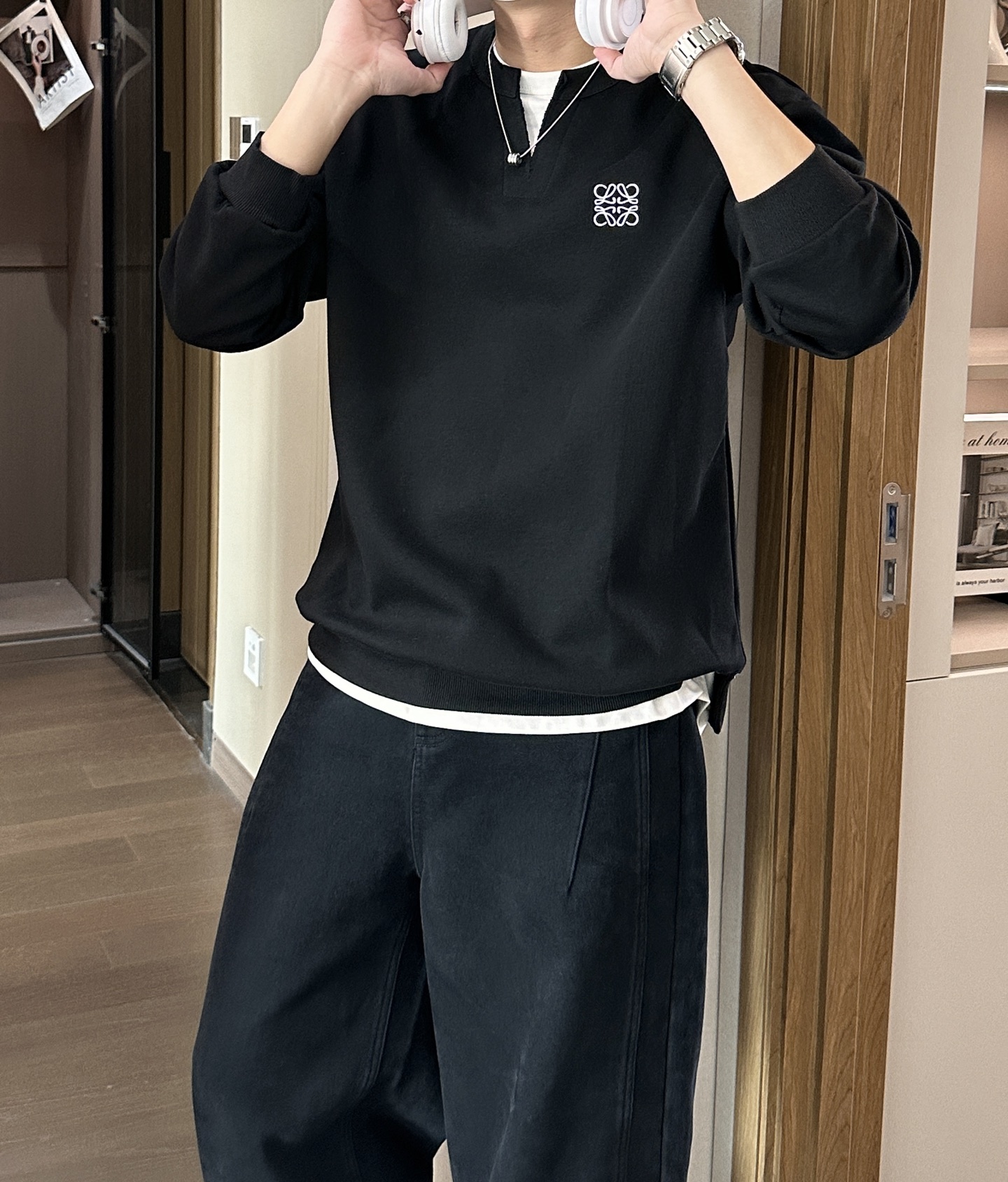 NO:647721,Loewe fashionable casual pullover sweatshirt for men and women! Trading company channels are rare, leading official website sales! It has always been a magical existence with a high degree of recognition. It always creates fashionable items in a minimalist style. It has no restrictions on age and gender and can be easily controlled by anyone! This sweatshirt is made of imported knitted velvet cotton fabric supplied by customers. The fabric feels light, delicate and soft, while also taking into account the superior stiffness. The velvet mechanism is closely arranged like goose velvet on the inside, keeping it close to the skin and keeping warm without any prickly feeling! The neckline, cuffs and hem are dyed in the same vat with 2*2 knitted rib stitching, making the wearer more handsome and stylish! The front of the garment is decorated with patterns, carefully printed using top-notch craftsmanship, and paired with brand embellishments, showing both luxury class and fashion sense! The basic and casual round-neck cut has a significant effect of slimming down and hiding body fat. It can control your daily casual wear. There is no gender limit and the same style is recommended for men and women! Color Black Gray Red Size M L XL 2XL XXXL,,loewe,hoodie,sweatshirts,alexander wang19860909Loewe 男女同款时尚休闲套头卫衣！贸易公司渠道稀出,领先官网发售！一直都是神奇的存在,有着极高的辨识度,总是以极简风格营造时髦单品,对年龄性别都没有限制,任谁都好驾驭！ 此款卫衣衫选用客供进口针织加绒棉布制成,该面料手感轻薄细腻软糯,同时兼顾优越的挺括感,内里如同鹅绒般紧密排列的加绒机理,贴肤保暖毫无扎刺感可言！ 领口、袖口以及下摆同缸色染2*2针织罗纹拼接,令着身者更加帅气有型！衣身正面由图案装饰,采用顶级工艺精心印制,搭配品牌点缀,将奢华档次与时尚感都展现了出来！ 基础休闲的圆领版型剪裁,着穿显瘦藏肉效果显著,能够驾驭你日常各种休闲着装穿法,无性别身材的限定,男女同款推荐！ 颜色黑色 灰色 红色 尺码M L XL 2XL XXXL,,loewe,hoodie,sweatshirts,alexander wang,Men's clothing