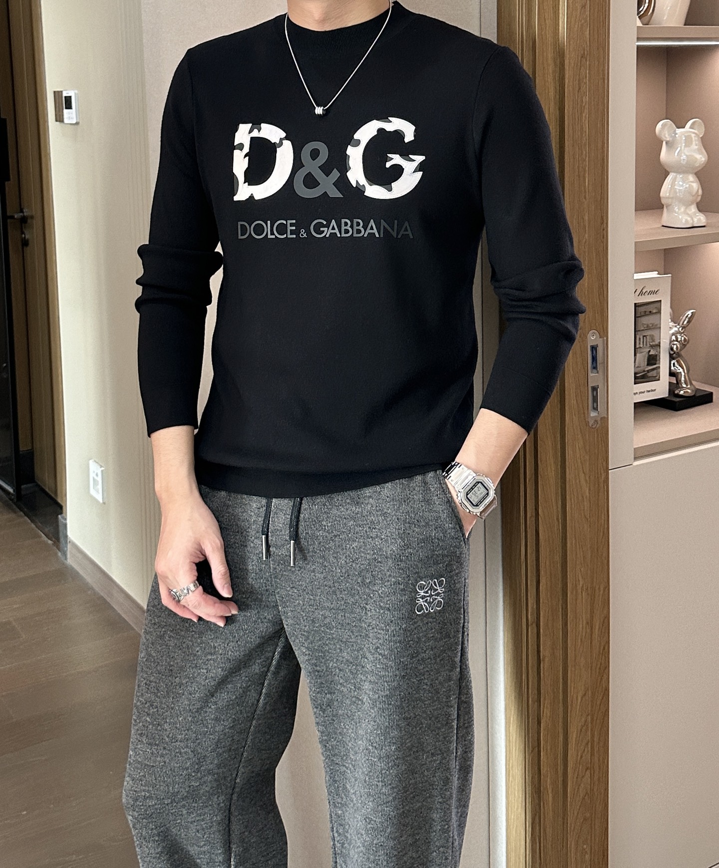 NO:647727,DG highly recommends!  2025aw autumn and winter new styles, synchronized with counters, fashionable classic basic sweaters, must-have styles for autumn and winter, using thickened sweaters, exquisite, simple and elegant, brand element embellishment design, not too complicated craftsmanship, playing with the fusion of design and materials, simple European style, a perfect base for autumn and winter!  Size M-3xL,,sweaters,alexander wang19860909DG 重磅推荐！2025aw秋冬新款 专柜同步 时尚经典基础款针织衫 秋冬必备款 采用针织衫加厚毛衣,精致简洁大方 品牌元素点缀设计 没有过多复杂的工艺 玩的就是设计与材质的融合 简约的欧风 秋冬季打底神器！尺码M-3xL,,sweaters,alexander wang,Men's clothing