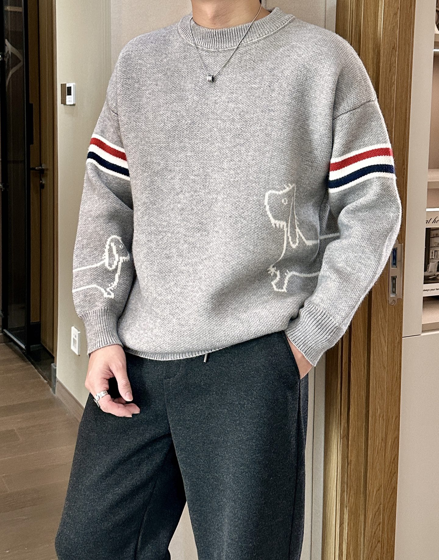 · TB 重磅推荐！2025aw秋冬新款 专柜同步 时尚经典基础款针织衫 秋冬必备款 采用针织衫加厚毛衣