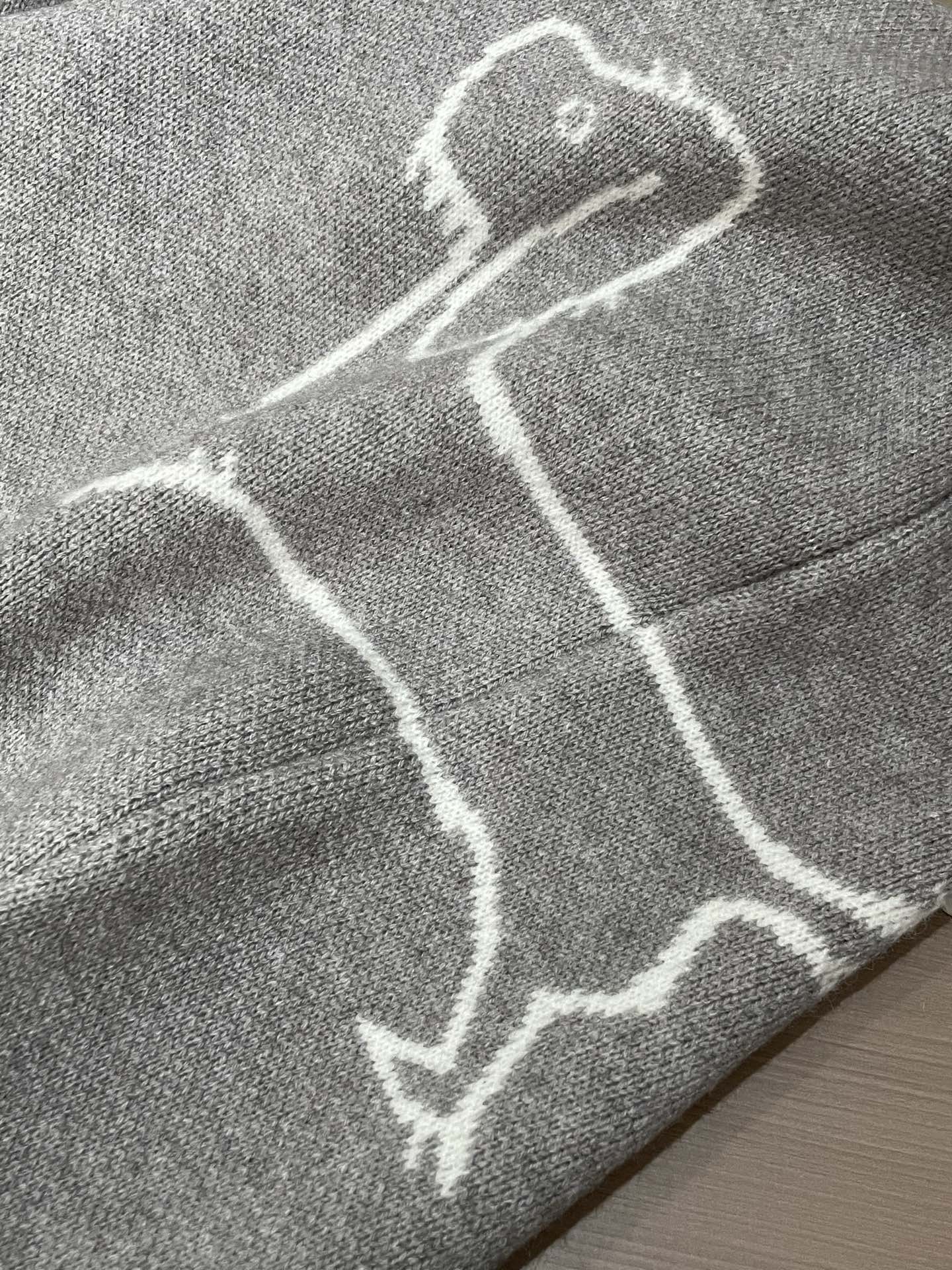 · TB 重磅推荐！2025aw秋冬新款 专柜同步 时尚经典基础款针织衫 秋冬必备款 采用针织衫加厚毛衣