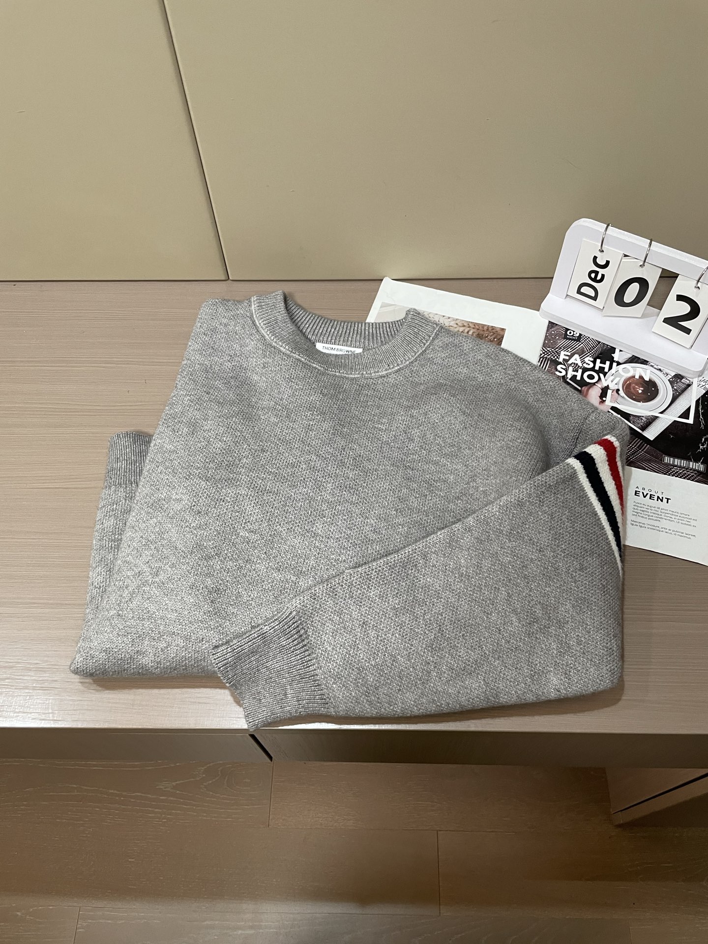 · TB 重磅推荐！2025aw秋冬新款 专柜同步 时尚经典基础款针织衫 秋冬必备款 采用针织衫加厚毛衣