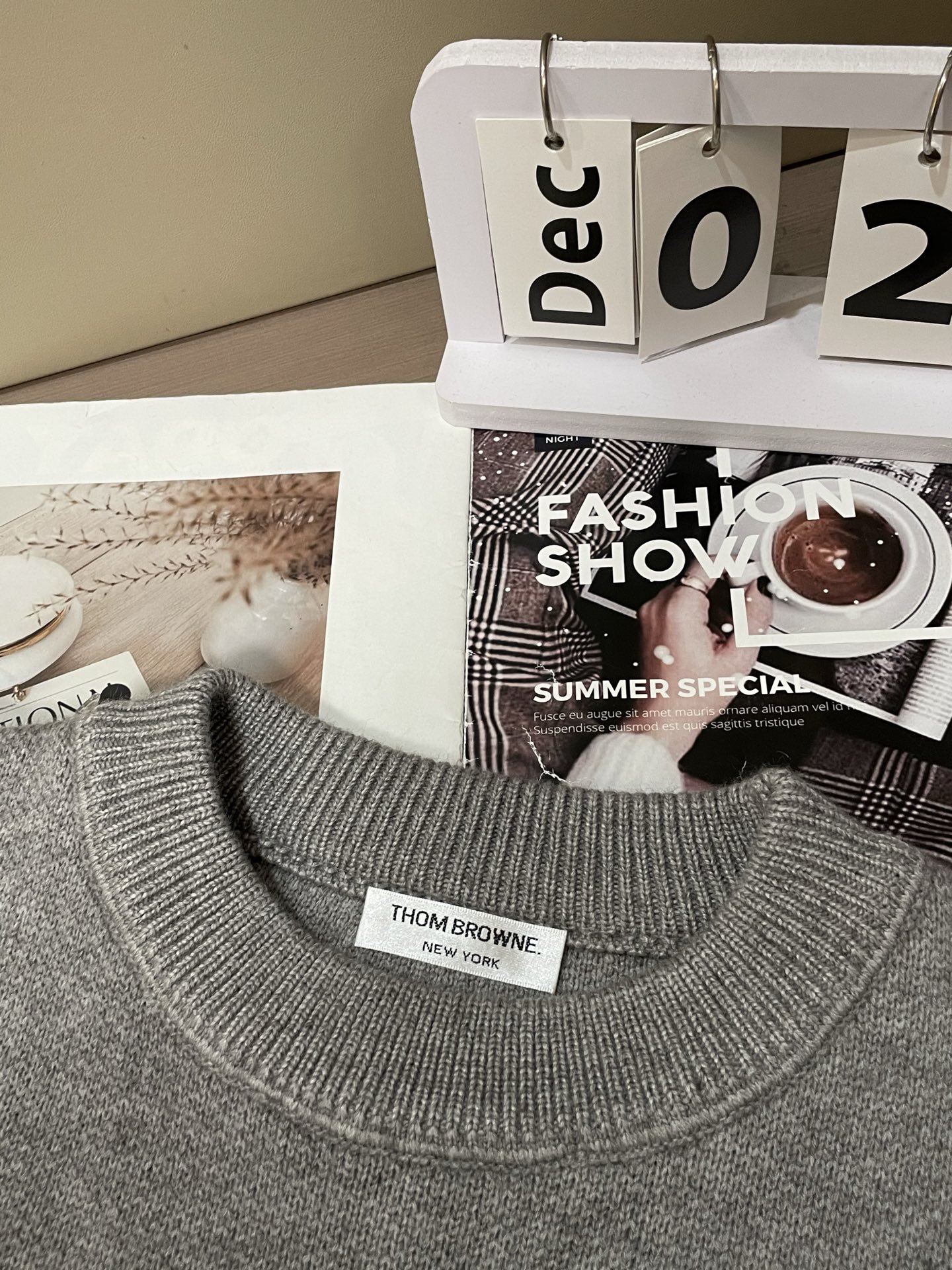 · TB 重磅推荐！2025aw秋冬新款 专柜同步 时尚经典基础款针织衫 秋冬必备款 采用针织衫加厚毛衣