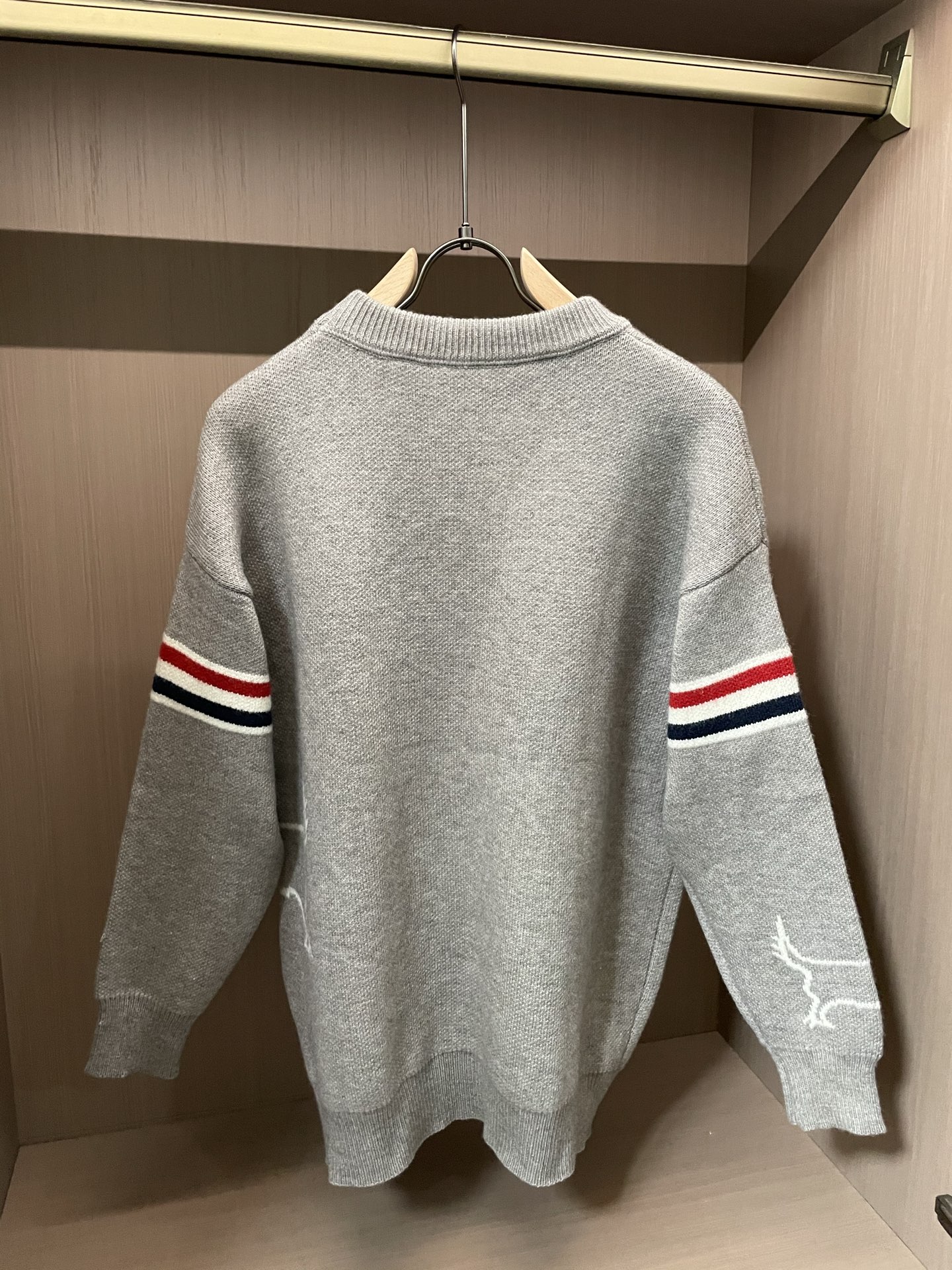 · TB 重磅推荐！2025aw秋冬新款 专柜同步 时尚经典基础款针织衫 秋冬必备款 采用针织衫加厚毛衣