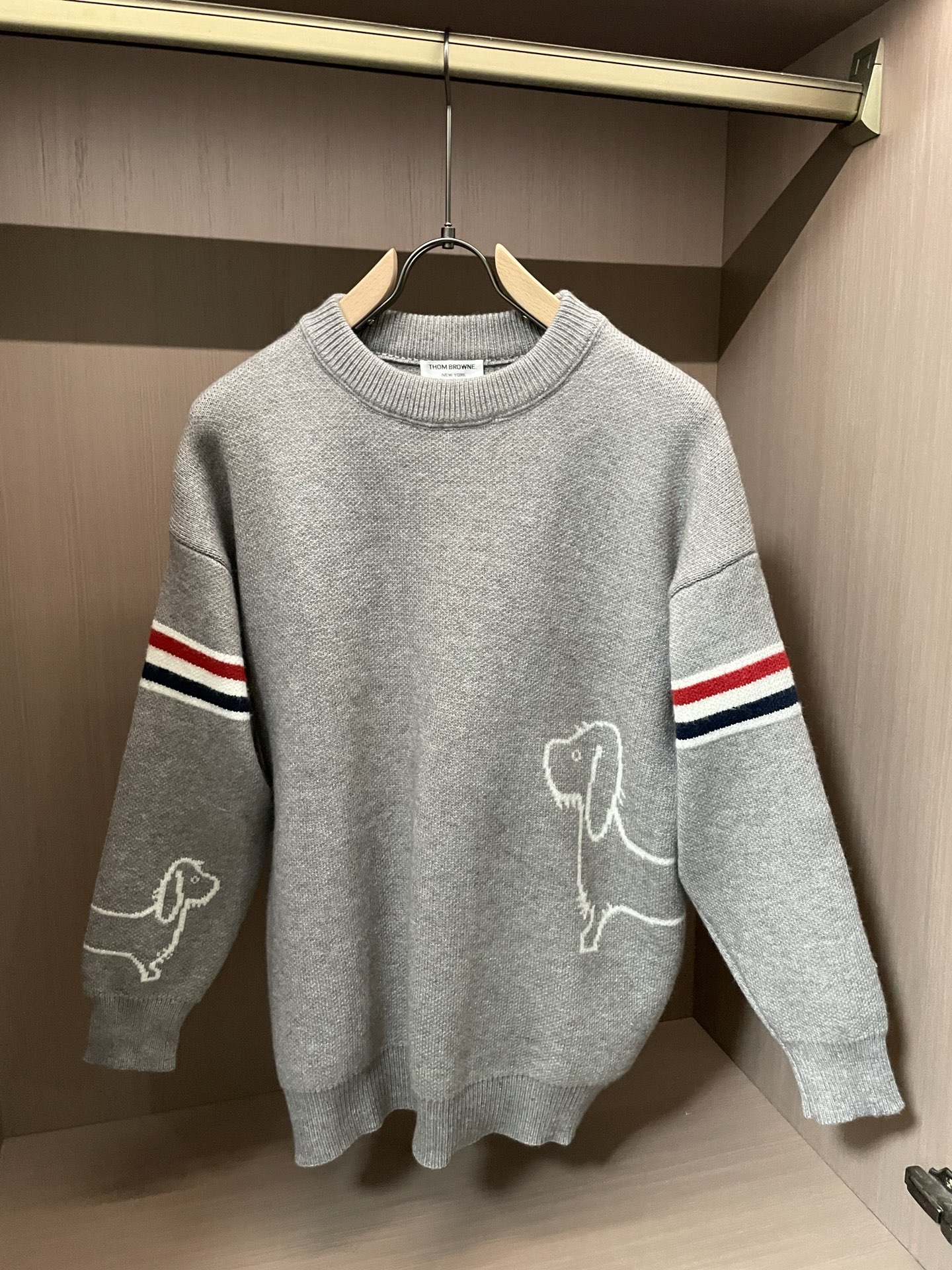 · TB 重磅推荐！2025aw秋冬新款 专柜同步 时尚经典基础款针织衫 秋冬必备款 采用针织衫加厚毛衣