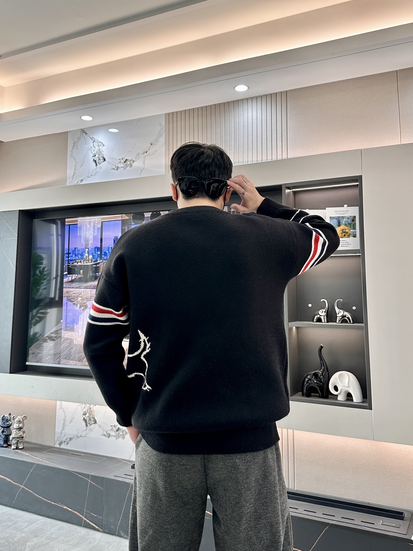 · TB 重磅推荐！2025aw秋冬新款 专柜同步 时尚经典基础款针织衫 秋冬必备款 采用针织衫加厚毛衣