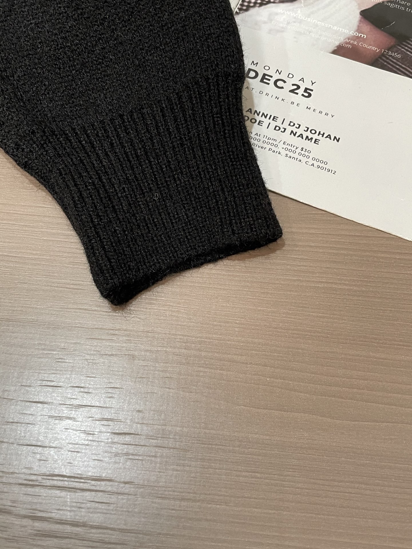 · TB 重磅推荐！2025aw秋冬新款 专柜同步 时尚经典基础款针织衫 秋冬必备款 采用针织衫加厚毛衣