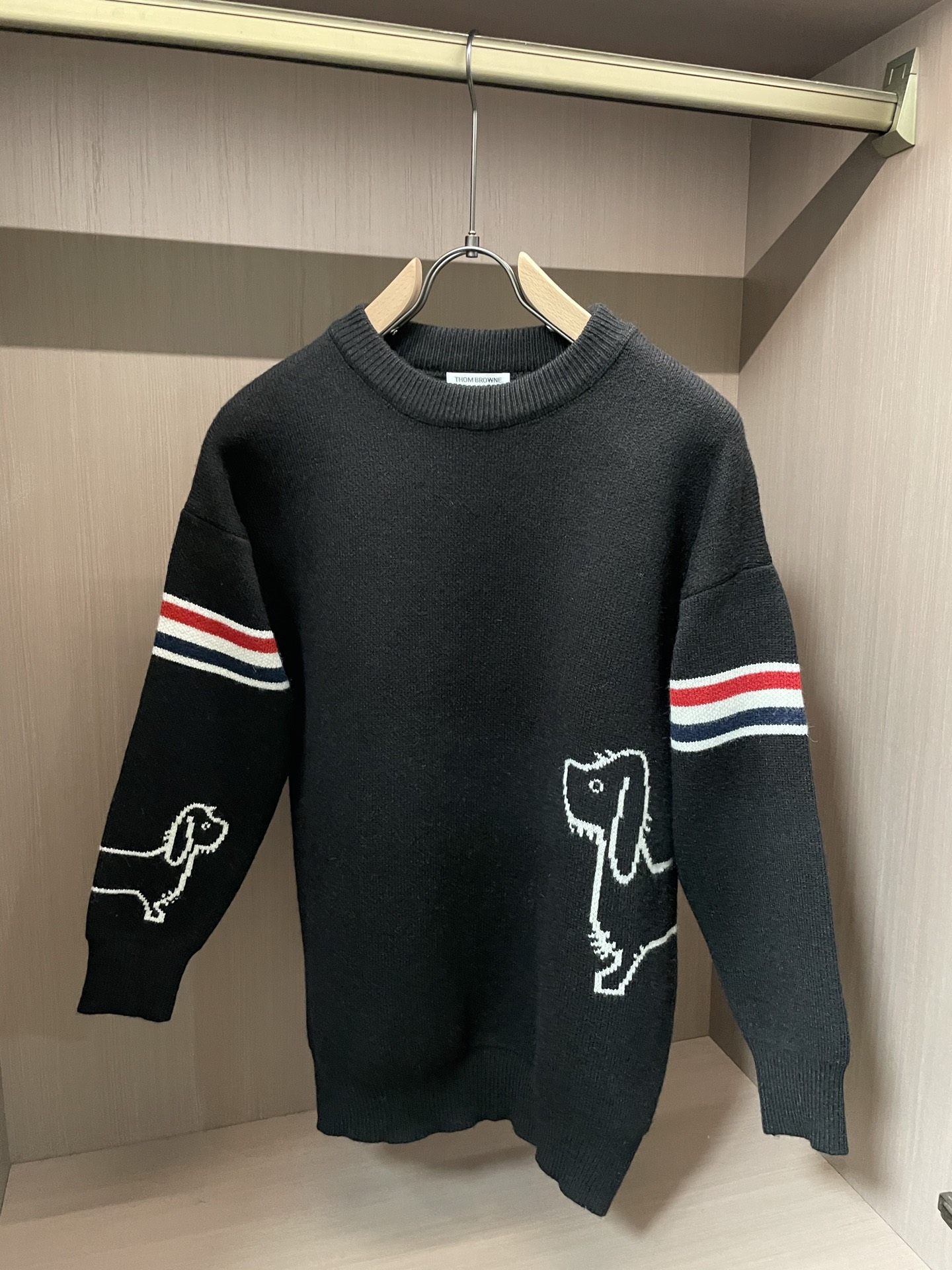 · TB 重磅推荐！2025aw秋冬新款 专柜同步 时尚经典基础款针织衫 秋冬必备款 采用针织衫加厚毛衣