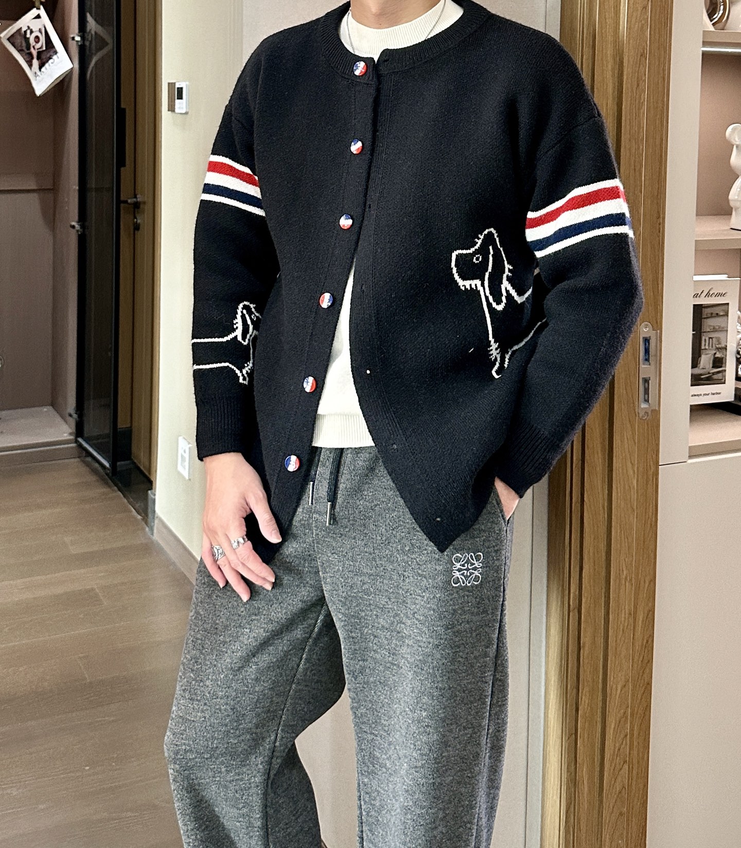 NO:647743,TB FW25 new autumn and winter classic cardigan sweater - Color-dyed wool blended cotton yarn, high weight and high density, ultra-high quality, the wool is soft and delicate, skin-friendly, soft and silky to the touch - All high-weight cotton yarn is color-dyed to ensure no color difference, using four-hole knitting method, tight and textured, durable and durable, not easy to pilling, soft and warm, comfortable, and not tight when worn alone  -Classic knitwear uses exquisite details and iconic brand symbols to reinterpret the charming charm. This sweater is made of wool and cashmere blended fabric with heavy jacquard craftsmanship. -All produced on imported looms, the details are clearly visible and the sense of high-end is full. Same style for men and women. Sizes M-XXXL, sweaters, alexander wang19860909TB FW25秋冬新品经典开衫毛衣 -对色定染羊毛混纺棉纱线,高克重高密度超高品质,毛料柔软细腻亲肤,触感软糯丝滑 -全部对色定染高克重棉纱线,确保无色差,采用四空针织法,紧实而又有质感,耐穿不变,不易起球,具有柔软保暖的舒适感,单穿也不扎身 -经典针织服饰采用精致细节和标志性品牌符,焕新演绎迷人魅力, 这款毛衣以羊毛羊绒混纺面料全面重工提花匠心打造 -全部进口织机出品,细节清晰可见高级感拉满,男女同款 尺码M-XXXL,,sweaters,alexander wang,Men's clothing