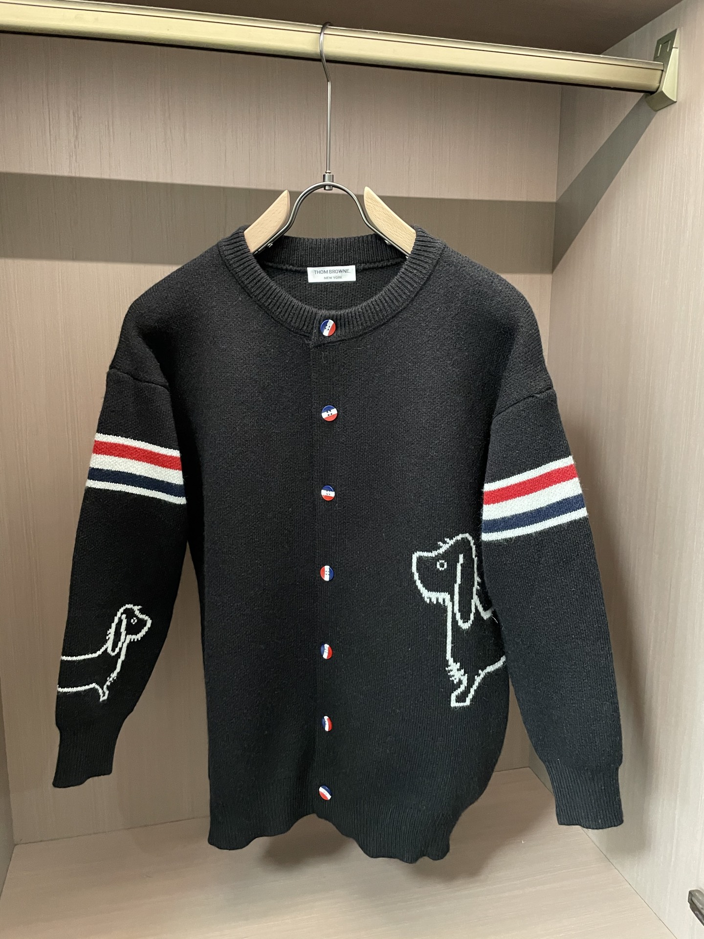 · TB FW25秋冬新品经典开衫毛衣-对色定染羊毛混纺棉纱线，高克重高密度超高品质，毛料柔软细腻亲肤，