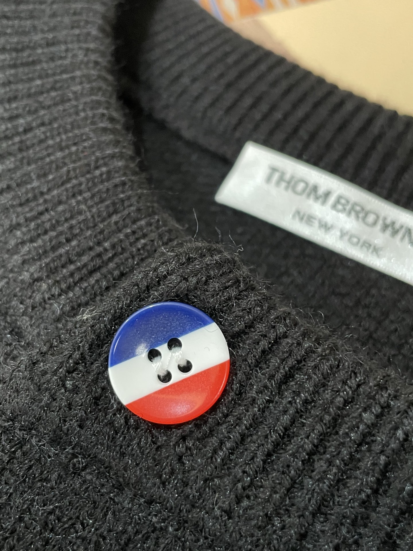 · TB FW25秋冬新品经典开衫毛衣-对色定染羊毛混纺棉纱线，高克重高密度超高品质，毛料柔软细腻亲肤，