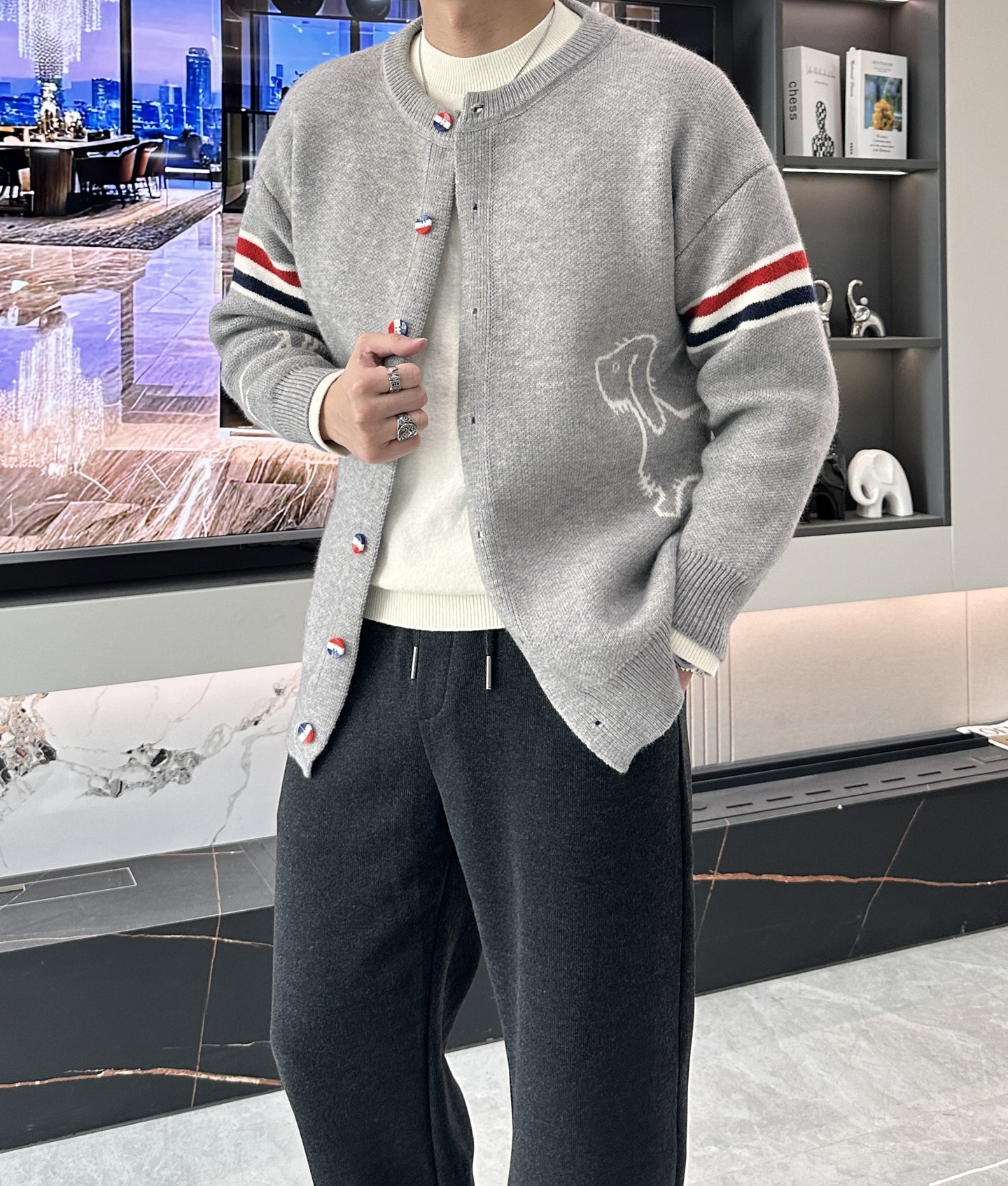 · TB FW25秋冬新品经典开衫毛衣-对色定染羊毛混纺棉纱线，高克重高密度超高品质，毛料柔软细腻亲肤，