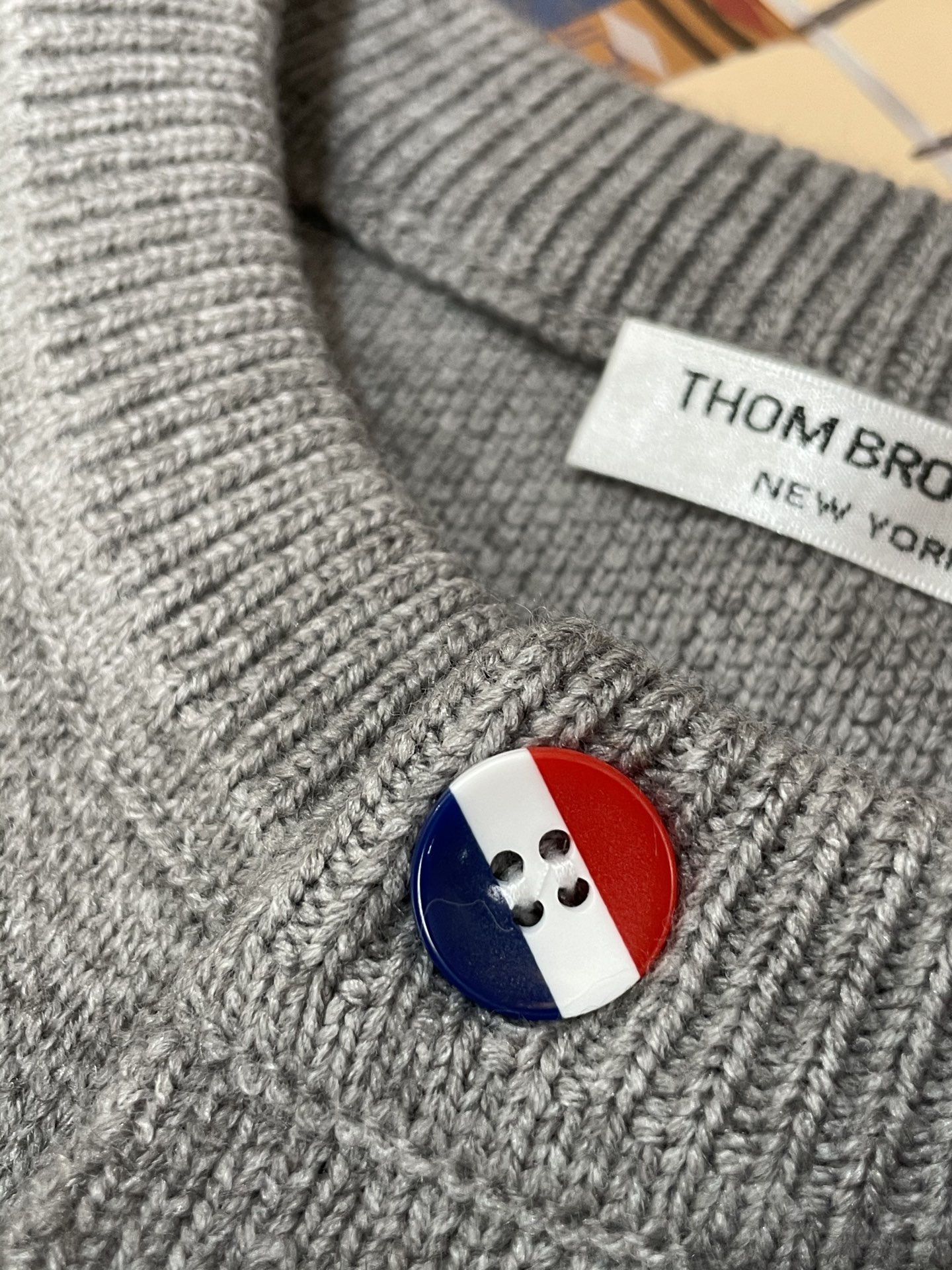 · TB FW25秋冬新品经典开衫毛衣-对色定染羊毛混纺棉纱线，高克重高密度超高品质，毛料柔软细腻亲肤，