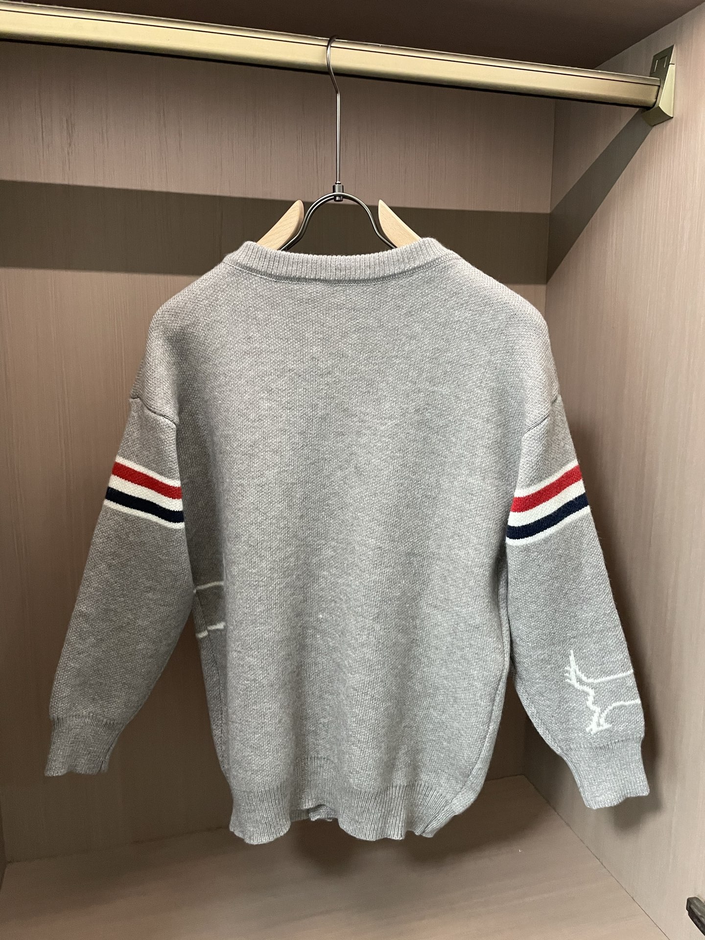 · TB FW25秋冬新品经典开衫毛衣-对色定染羊毛混纺棉纱线，高克重高密度超高品质，毛料柔软细腻亲肤，