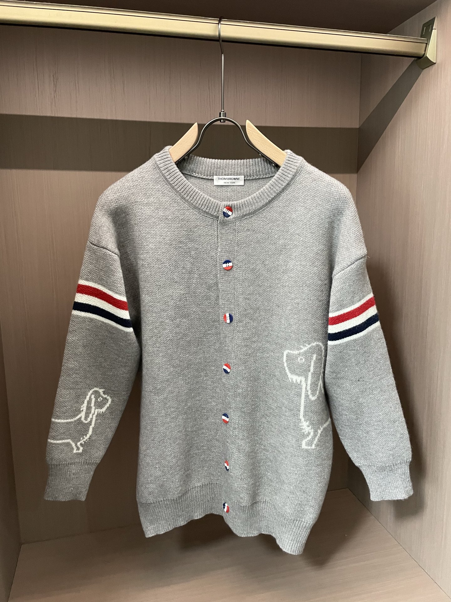 · TB FW25秋冬新品经典开衫毛衣-对色定染羊毛混纺棉纱线，高克重高密度超高品质，毛料柔软细腻亲肤，