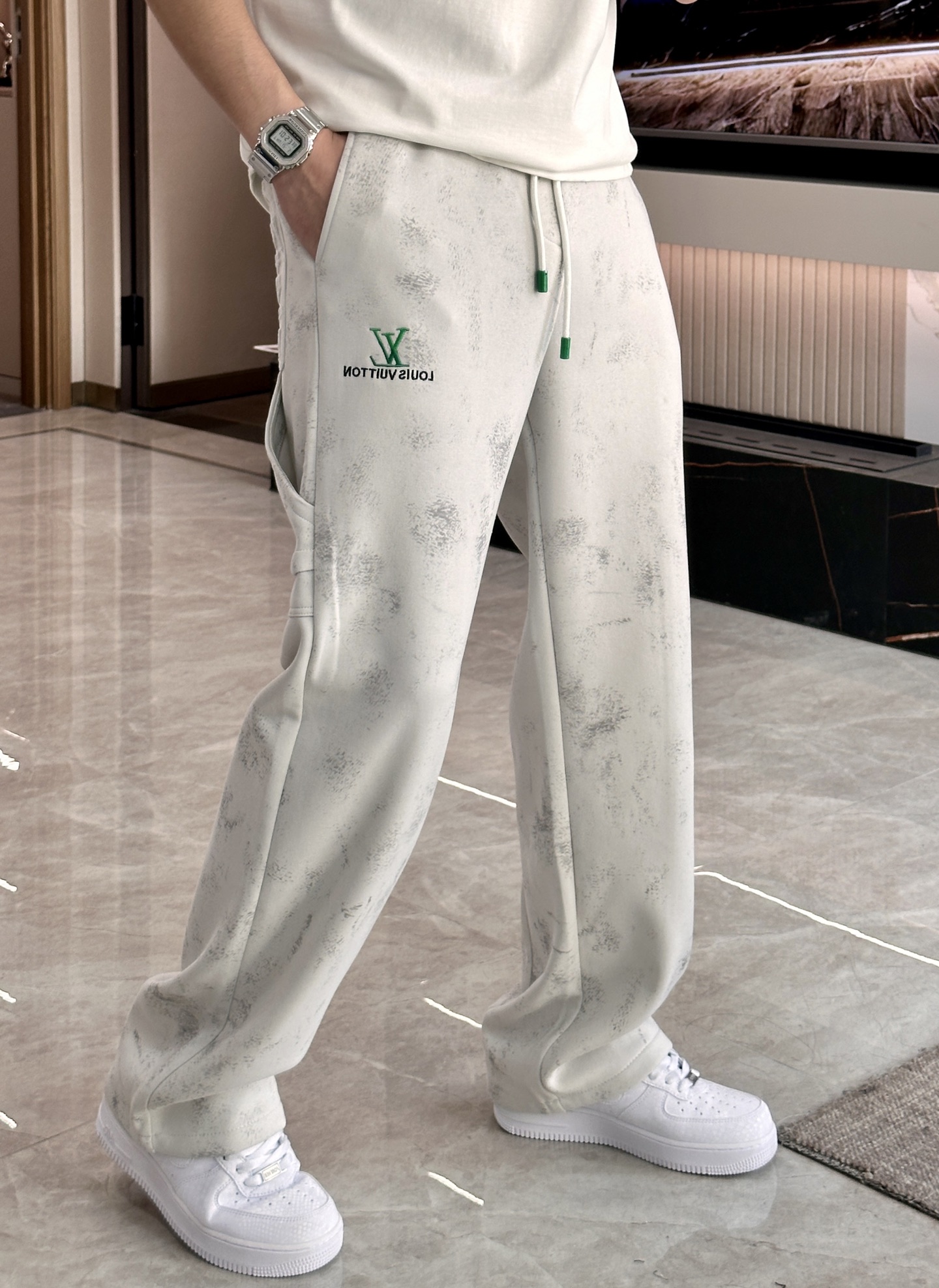 NO:650199,LV 2025 new autumn and winter casual pants!  On sale simultaneously on the official website. The brand's classic LOGO casual pants, customized fabrics, extremely comfortable, strong touch. Highly recognizable, perfect appearance and craftsmanship. Sizes M-3XL, Louis Vuitton, Alexander Wang19860909Lv 2025秋冬新款休闲裤！官网同步发售.品牌经典LOGO休闲裤 ,定制面料,舒适度极好,手触感强烈.辨识度极高,完美品相工艺. 尺码M-3XL,,louis vuitton,alexander wang,Men's clothing