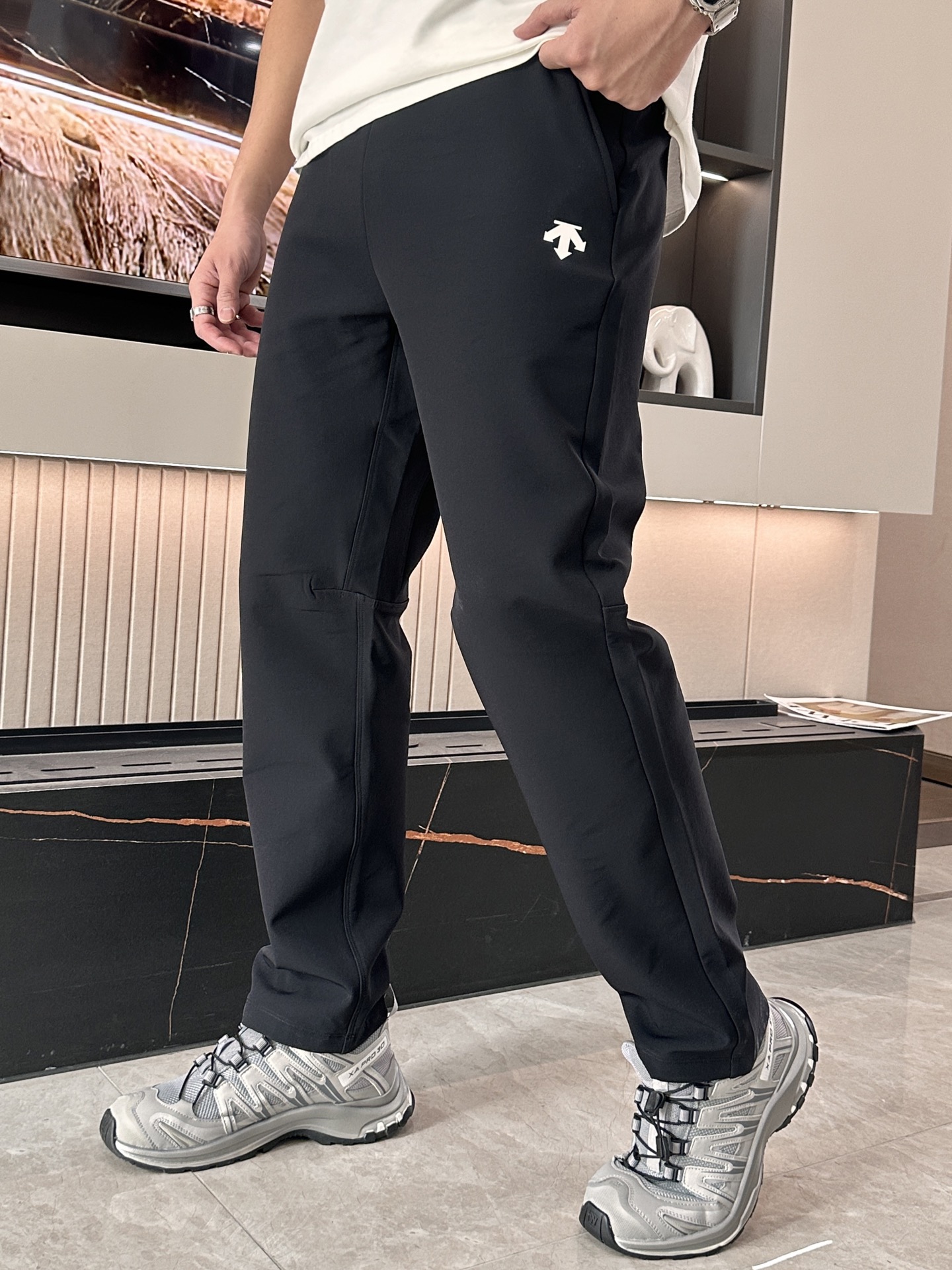 NO:650192,Descente men's casual pants, quick-drying fabric casual pants, the latest upper body style is invincible!  You can definitely close your eyes and close your eyes. This type of pants is very versatile and has an elastic waist. It can be worn in daily work and outdoor sports. It is the perfect combination of fashion, leisure and outdoor sports, so it is your best choice whether you wear it daily or outdoors. Extreme comfort and quick perspiration are the most popular focus, improving the wearing comfort. It is suitable for aerobic exercise and cross-country running. This type of running casual pants has an extremely wide range of applications, allowing you to naturally maintain your love for sports in the summer, and can also be worn in leisure life.  Size M-4XL,, 19860909迪桑特 男士休闲裤 速干面料休闲裤,最新款上身版型无敌正！ 绝对可以闭眼收的一款 此款裤子非常百搭,弹力腰围,日常上班 户外运动都可以穿着,是时尚休闲与户外运动的完美结合,所以无论您平时穿或者户外穿都是您的最佳选择. 极致舒适和快速排汗是备受青睐的重点,提升穿着舒适度,适合有氧运动和越野跑条件下穿着,此款是一件适用范围极其广泛的跑步休闲裤,让你在夏天自然可以保持对运动热爱,也可以在休闲生活中穿着 尺码M-4XL,, ,Men's clothing