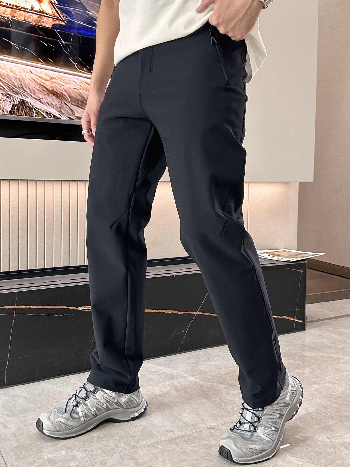 NO:650184,Arc'teryx men's casual pants, quick-drying fabric casual pants, the latest upper body style is invincible!  You can definitely close your eyes. This pair of pants is very versatile and has an elastic waist. It can be worn in daily work and outdoor sports. It is the perfect combination of fashion and leisure and outdoor sports, so it is your best choice whether you wear it daily or outdoors. Extreme comfort and quick perspiration are the most popular focus, improving the wearing comfort. It is suitable for aerobic exercise and cross-country running conditions. This type of running casual pants has an extremely wide range of applications, allowing you to naturally maintain your love for sports in the summer, and can also be worn in leisure life. Size  m-xxxxl,arc'teryx,alexander wang19860909始祖鸟 男士休闲裤 速干面料休闲裤,最新款上身版型无敌正！ 绝对可以闭眼收的一款 此款裤子非常百搭,弹力腰围,日常上班 户外运动都可以穿着,是时尚休闲与户外运动的完美结合,所以无论您平时穿或者户外穿都是您的最佳选择. 极致舒适和快速排汗是备受青睐的重点,提升穿着舒适度,适合有氧运动和越野跑条件下穿着,此款是一件适用范围极其广泛的跑步休闲裤,让你在夏天自然可以保持对运动热爱,也可以在休闲生活中穿着 尺码 m-xxxxl,arc'teryx,alexander wang,Men's clothing