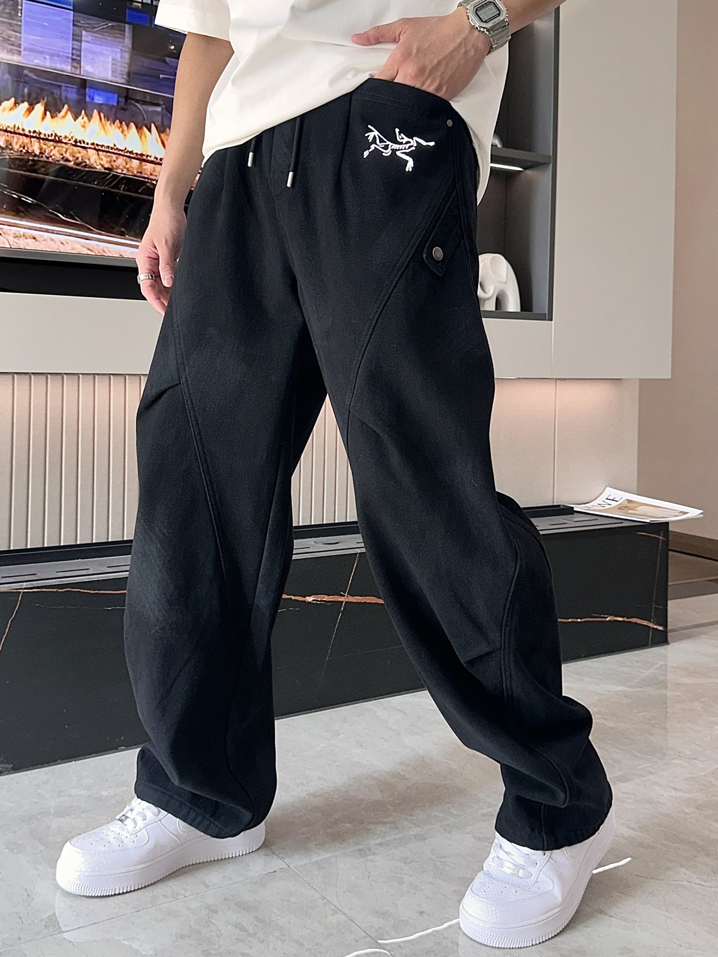 NO:650222,Arc'teryx 2025 autumn and winter latest series of men's thickened casual pants!  It's lined with velvet and is very warm, so those in the north should quickly prepare it!  Made of customer-supplied elastic soft cotton material, soft and delicate, and feels great!  The brand style is clear at a glance!  Minimalist design, no extra exaggerated elements to declare victory, fine details, original custom-made hardware accessories, just the right thickness, easy to control in all weathers, classic color upper body, very energetic, multiple styles of wear, casual business, daily life, fashion trends can be controlled!  The overall style and fashion sense are extremely outstanding, bringing extraordinary clothing taste!  Size M-XXXL,arc'teryx,alexander wang19860909始祖鸟 2025秋冬最新系列男士加厚休闲裤！ 内里加绒,非常保暖,北方的宝子们赶紧备上！ 采用客供弹力柔棉材质,柔软细腻,手感绝佳！品牌格调一览无余！极简主义设计,没有多余浮夸的元素来宣兵夺主,细节做工精细,五金配件原版定制,厚薄程度也是恰到好处,轻松驾驭各种天气,经典颜色上身很显精气神,多种风格穿搭,休闲商务、日常生活、时尚潮流均可驾驭！整体不论是档次还是时尚感都是极为出色的,带来非凡的衣着品味！ 尺码 M-XXXL,arc'teryx,alexander wang,Men's clothing